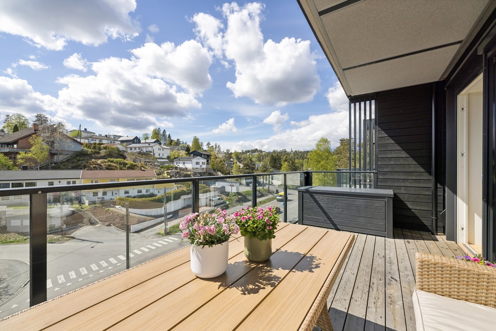 Fra stuen er det direkte utgang til en stor, balkong på hele 13 m² via skyvedør. Her er det god plass til sittegruppe og grill, og forholdene ligger godt til rette for å nyte sommerhalvåret i rolige omgivelser. Galleribilde