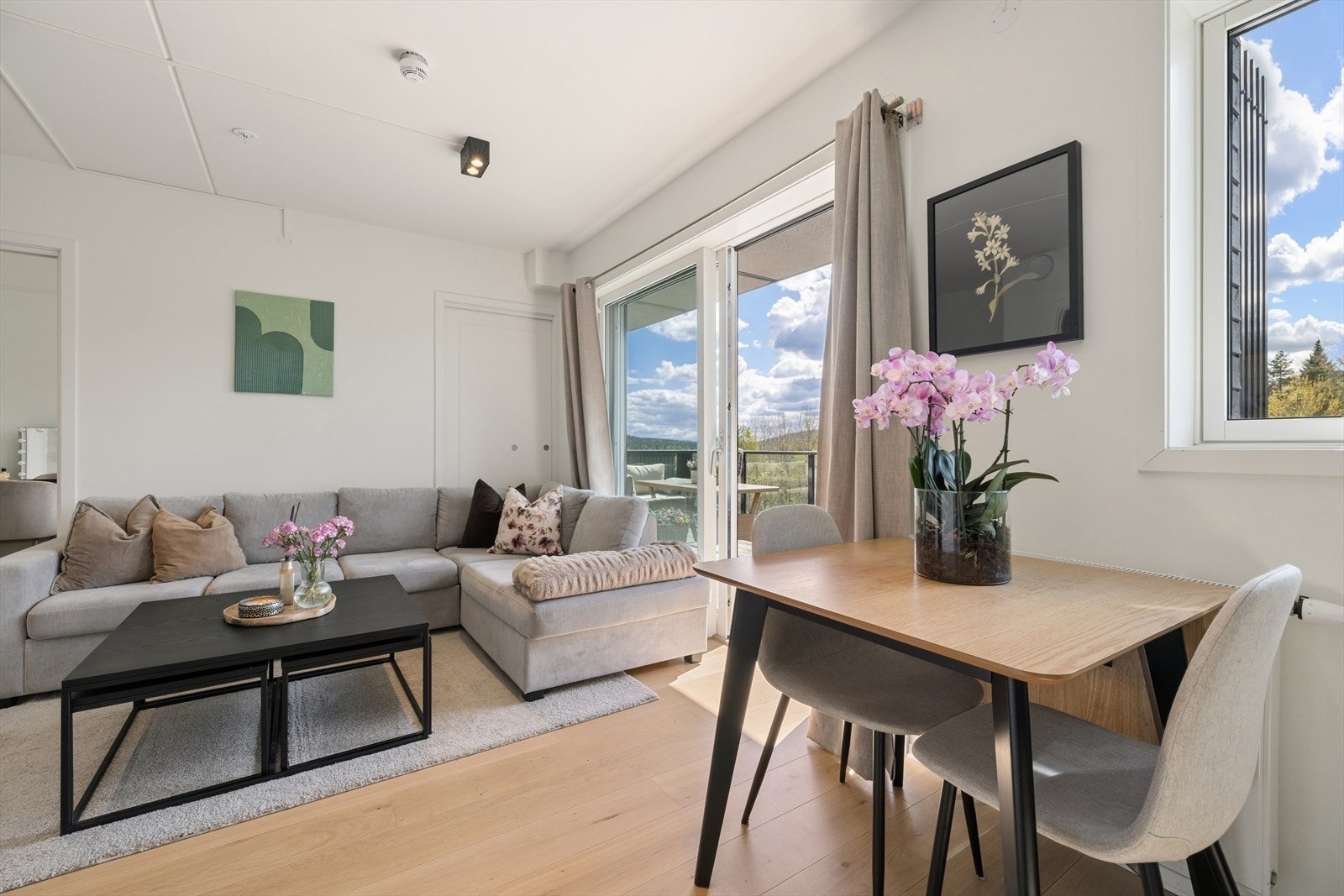 Stuen gir god plass til både sofagruppe og spisebord. Galleribilde