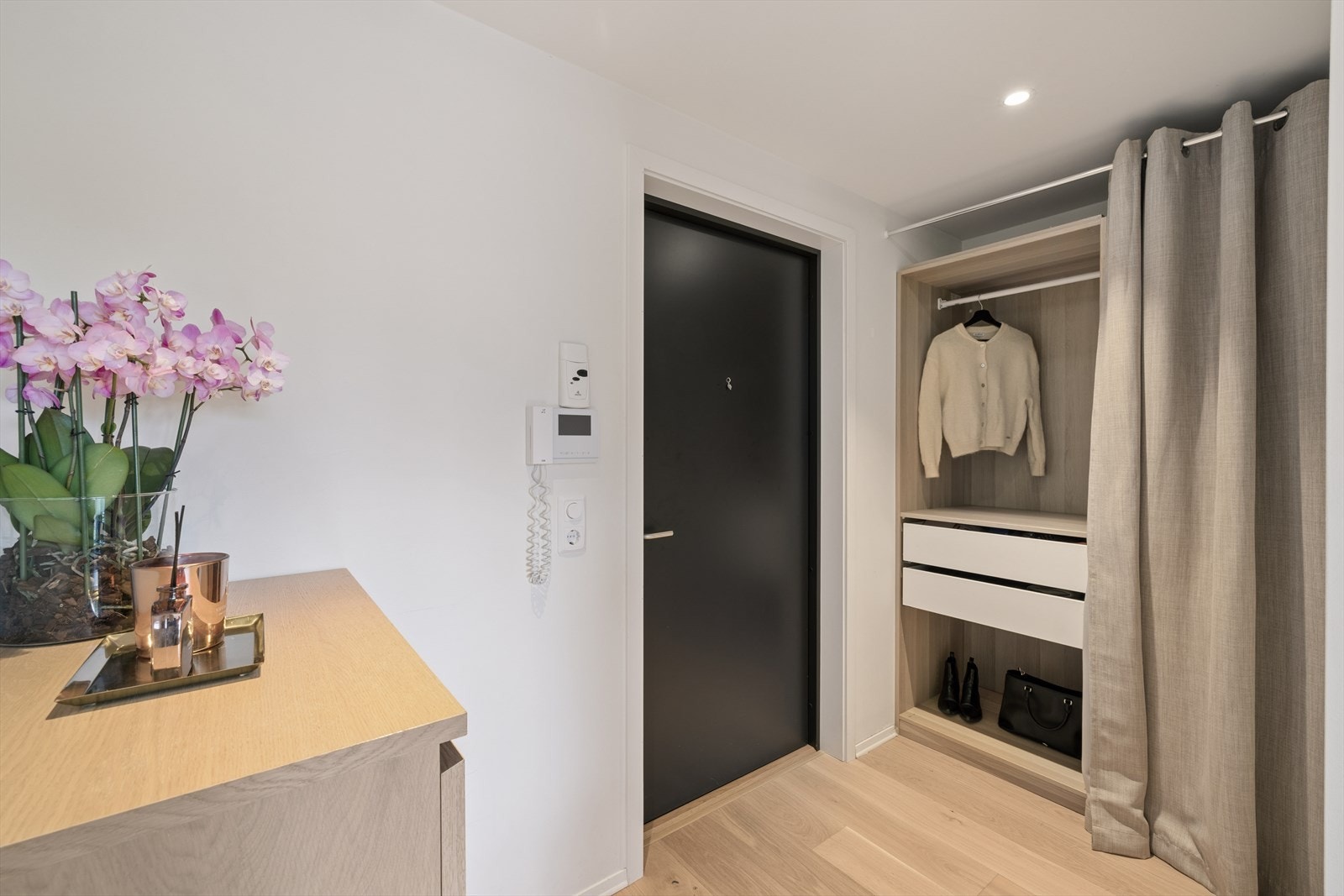 Innbydende entré med plass til oppbevaring av yttertøy og sko i garderobeskap. Galleribilde