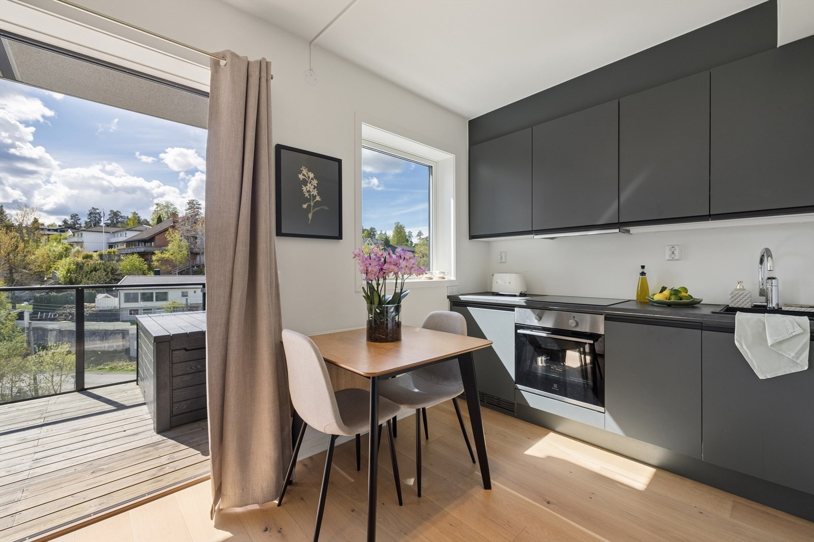 Kjøkkenet ligger i en åpen og sosial løsning mot stuen, og er både moderne og funksjonelt utformet. Ved kjøkkenet er det naturlig plass til spisebord. Galleribilde