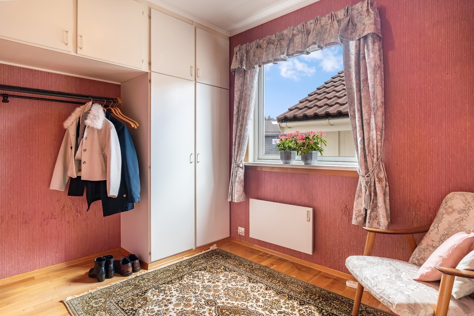 Dette rommet er i dag innredet som garderobe, en bruksendring fra et tidligere soverom. Galleribilde