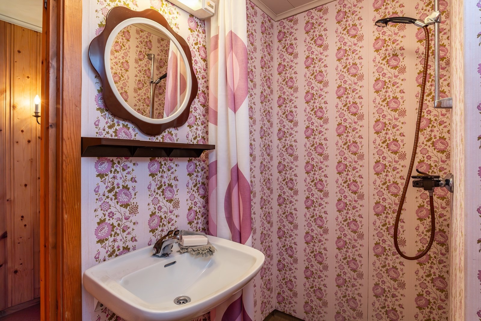 Badet i kjelleren har servant og dusjløsning. Galleribilde