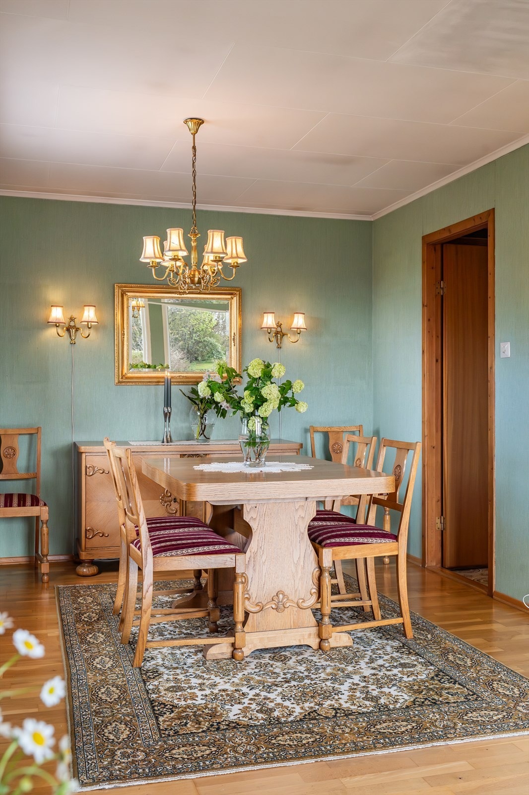 Spisestuedelen har god plass for sosiale sammenkomster. Galleribilde
