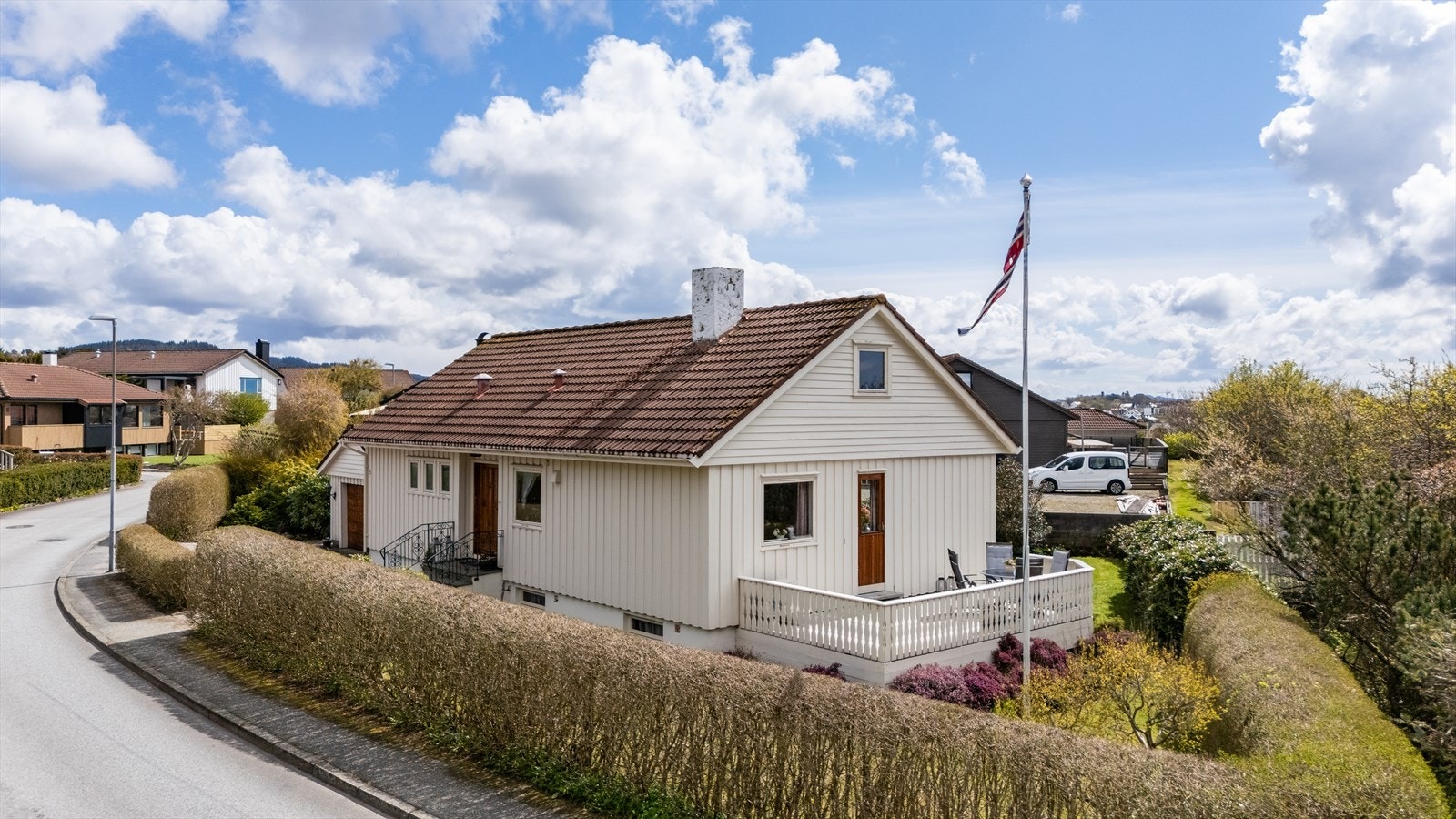 Eiendommen ligger i et etablert boligområde i Haugesund. Galleribilde