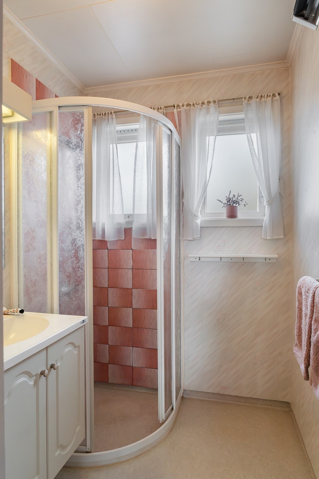 Badet i første etasje er utstyrt med dusjkabinett og servant med underskap. Galleribilde