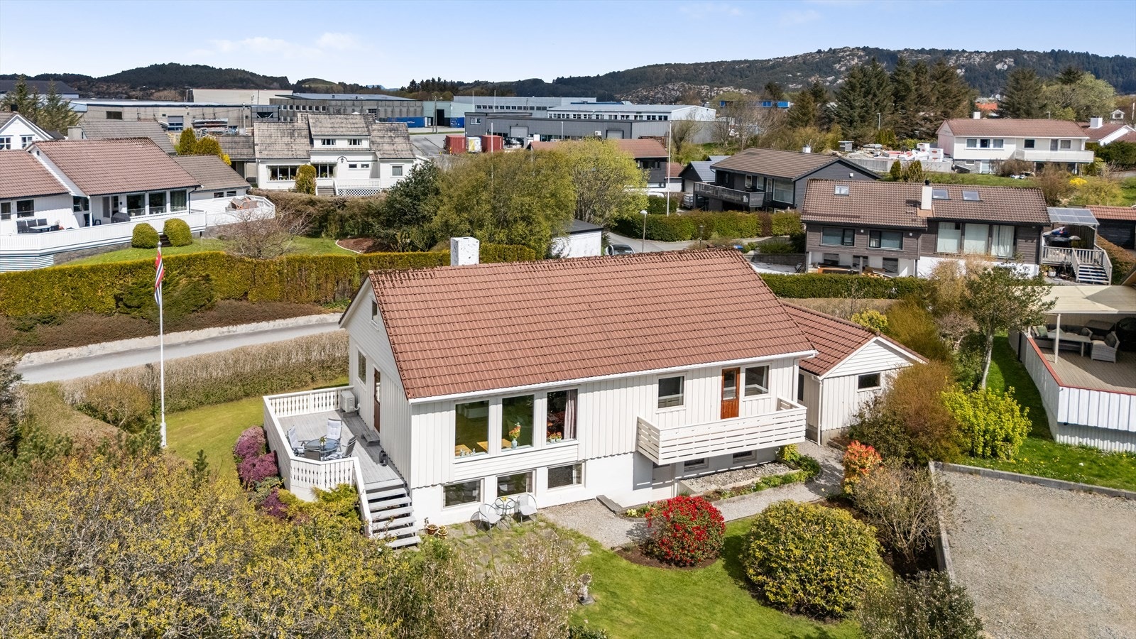 Enebolig over tre plan, med garasje og opparbeidet tomt. Galleribilde
