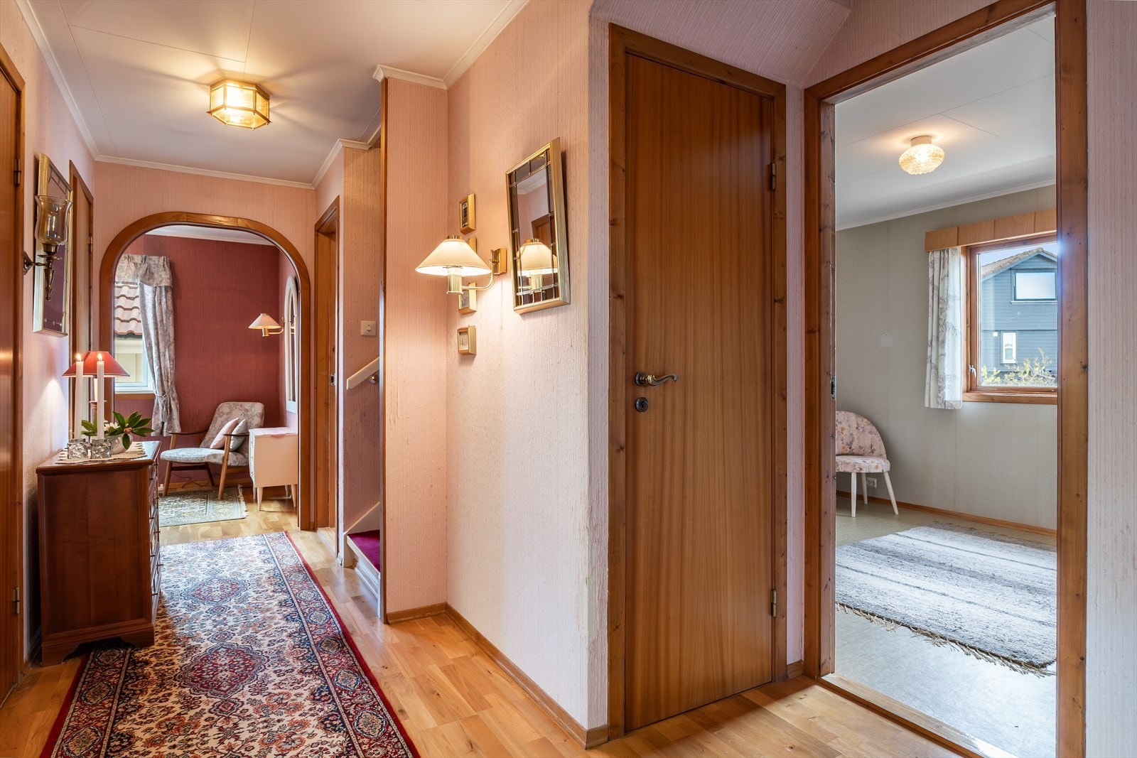 Fra gangen er det trappeforbindelse til både loft og kjeller. Galleribilde