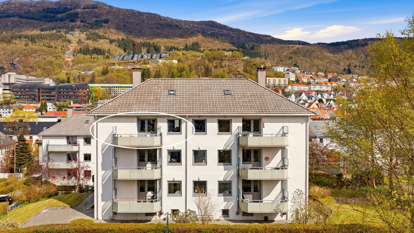 Den aktuelle leiligheten er en 3-roms toppleilighet på 60 m², med en solrik altan samt 2 eksterne boder til oppbevaring. Galleribilde