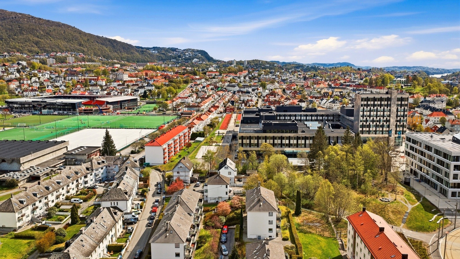 Det er kort gåavstand til Brann stadion og kunstgressbanene på Nymark. Galleribilde