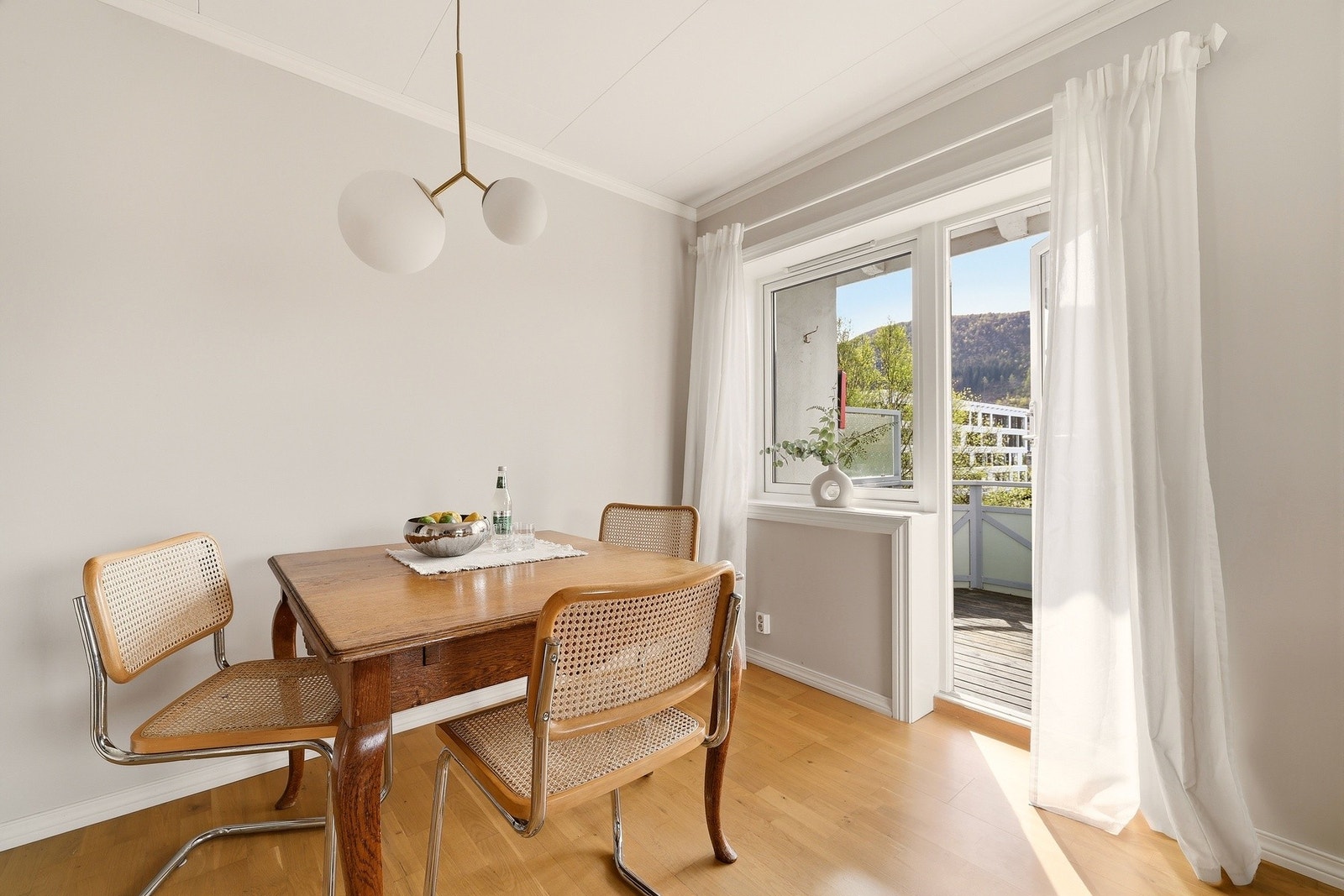 Spisestuen har fått sin naturlige plass i den ene enden av stuen. Vinduene og balkongdøren er fra 2007. Galleribilde