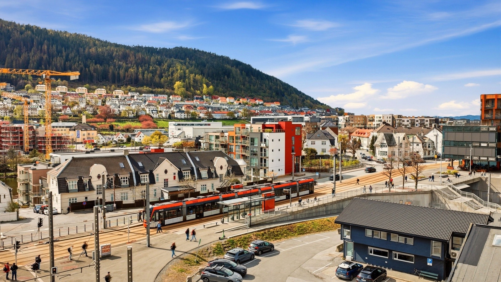 Leiligheten har en suveren beliggenhet med kort gåavstand til Bybanen, Høgskulen på Vestlandet og Kiwi dagligvare ved Kronstad X. I tillegg er det rimelig nærhet til Haukeland universitetssykehus. Galleribilde