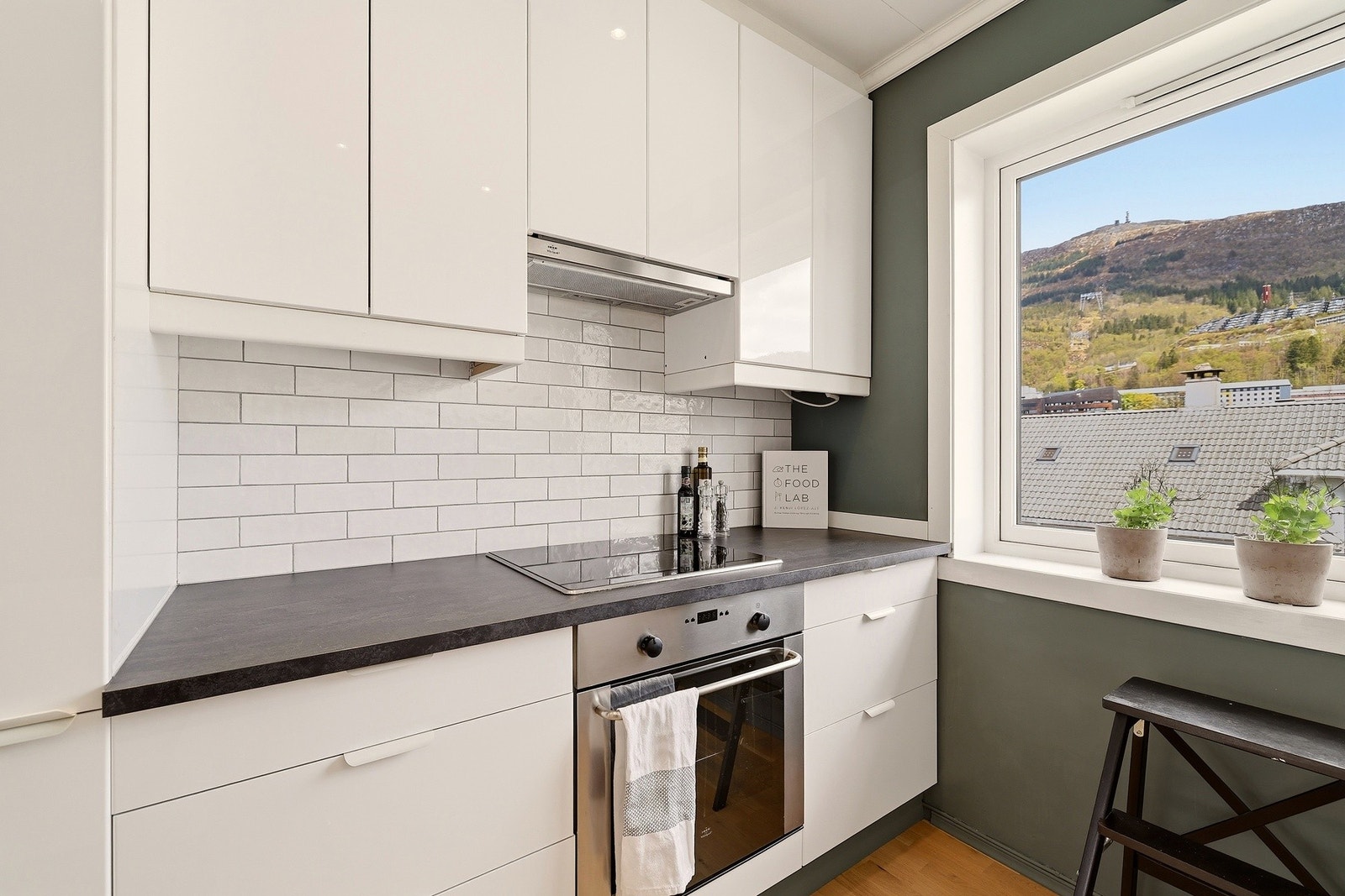 Kjøkkenet fremstår moderne og velholdt med integrert stekeovn, platetopp og oppvaskmaskin. Galleribilde