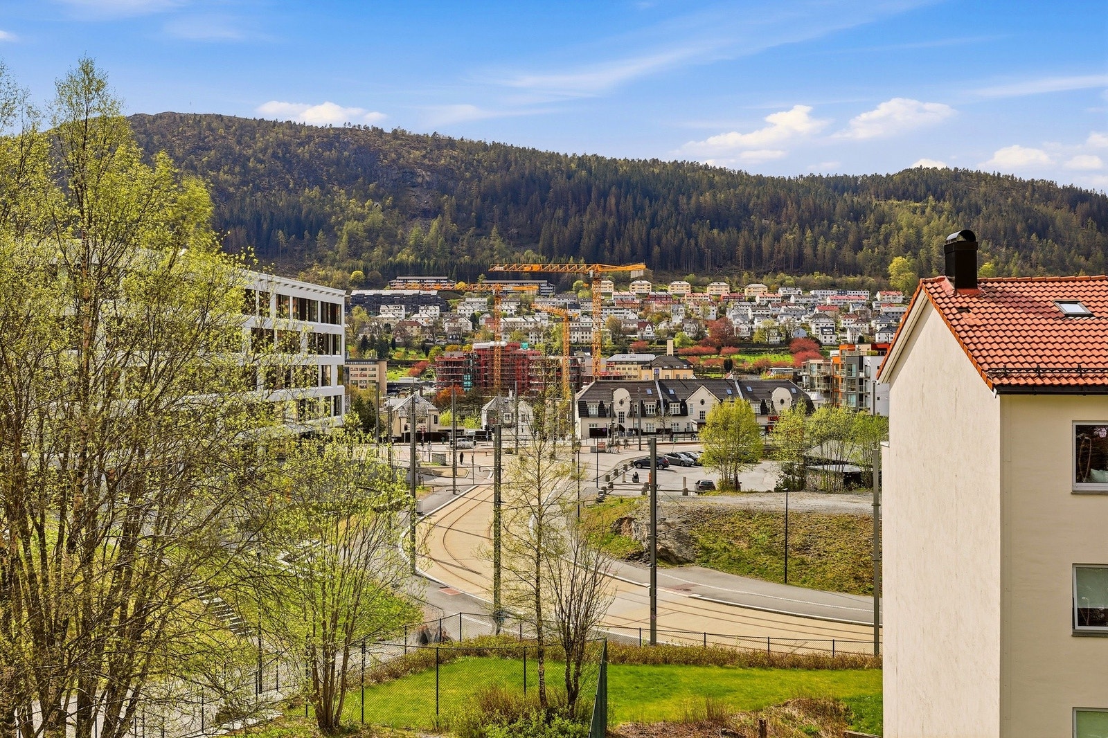 Det er gode utsiktsforhold fra altanen over tilliggende nærområde og Løvstakken m.m. Galleribilde