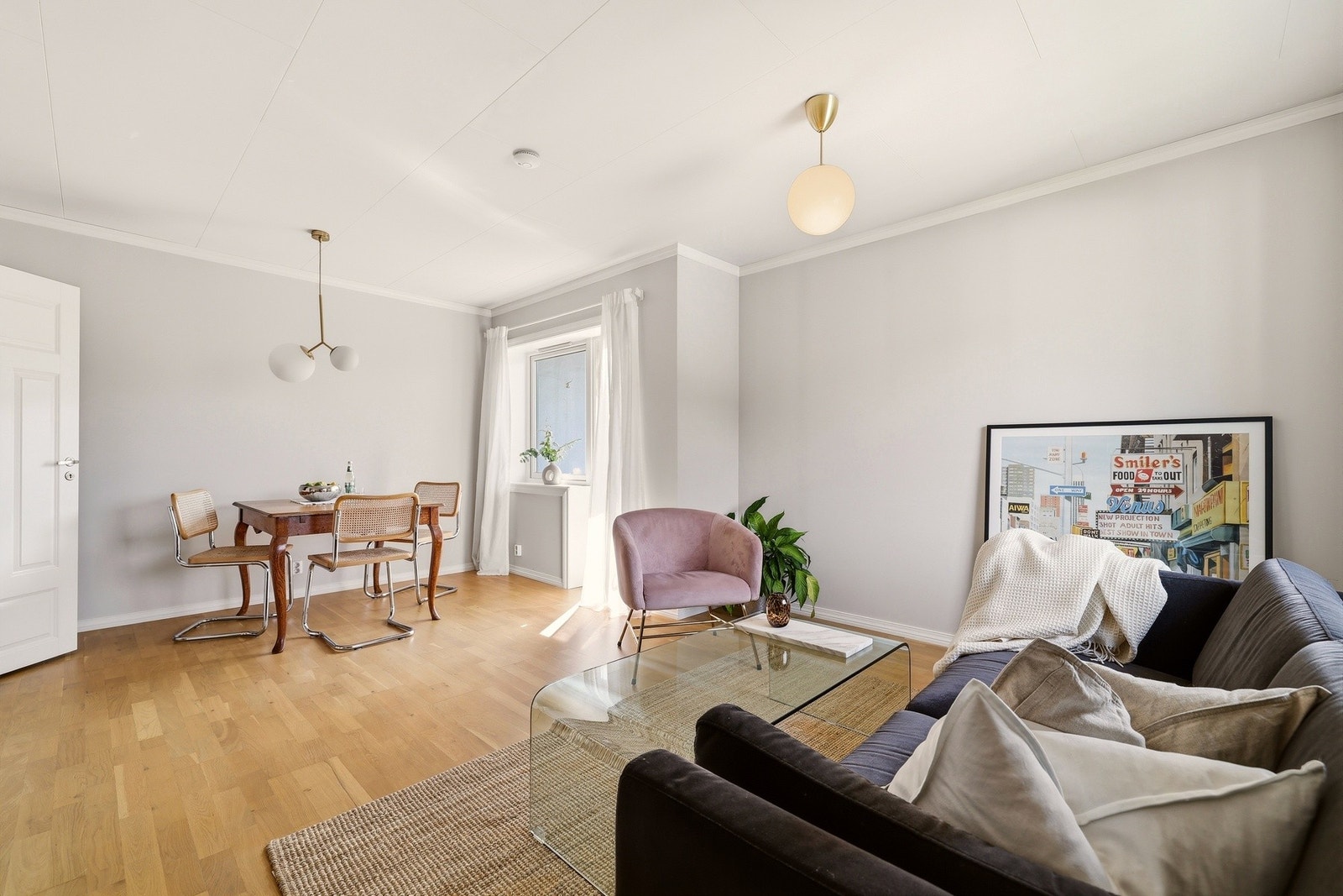 Lun og innbydende stue med god plass til både avslapning og sosialt samvær. Galleribilde