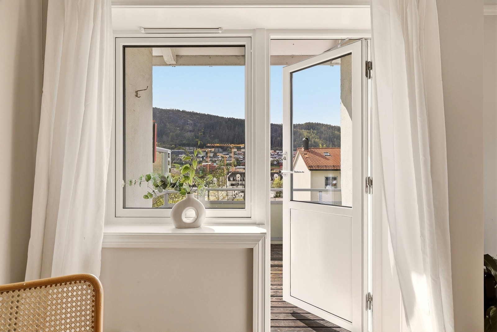 Fra stue/spisestue er det direkte adkomst til den vestvendte altanen. Galleribilde