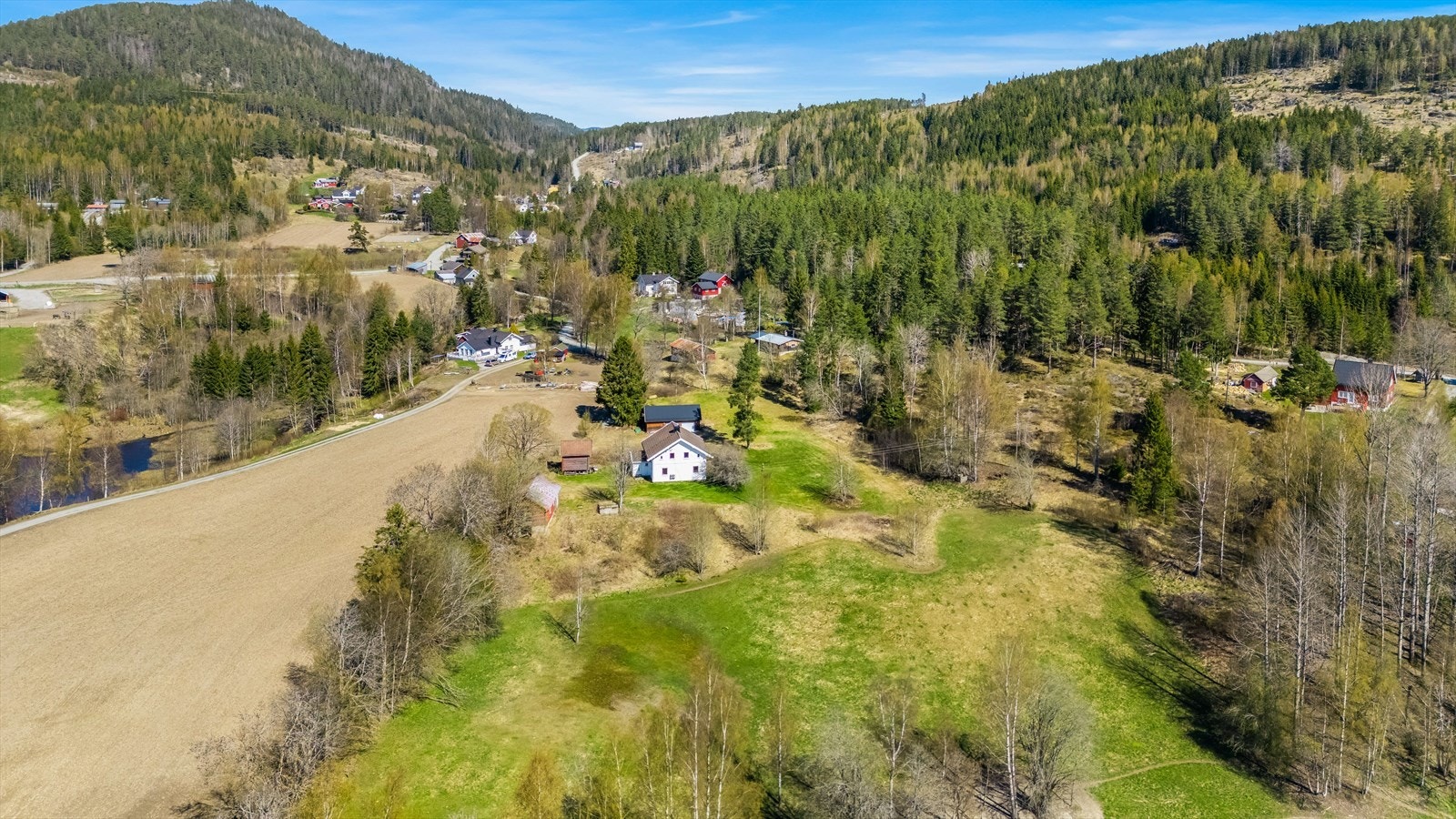 Området anses som meget trivelig med naturen som nærmeste nabo og turmuligheter rett utenfor døren. Galleribilde