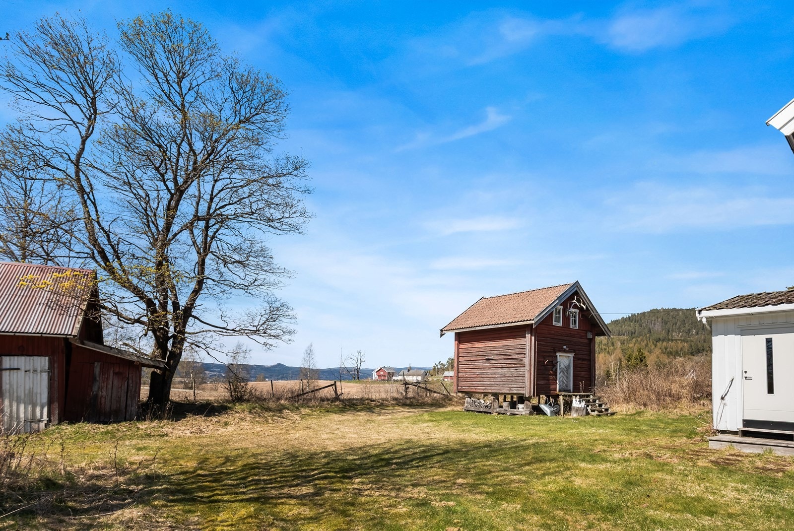 Eiendommen har en stor og solrik eiertomt på hele 18 804 m². Galleribilde