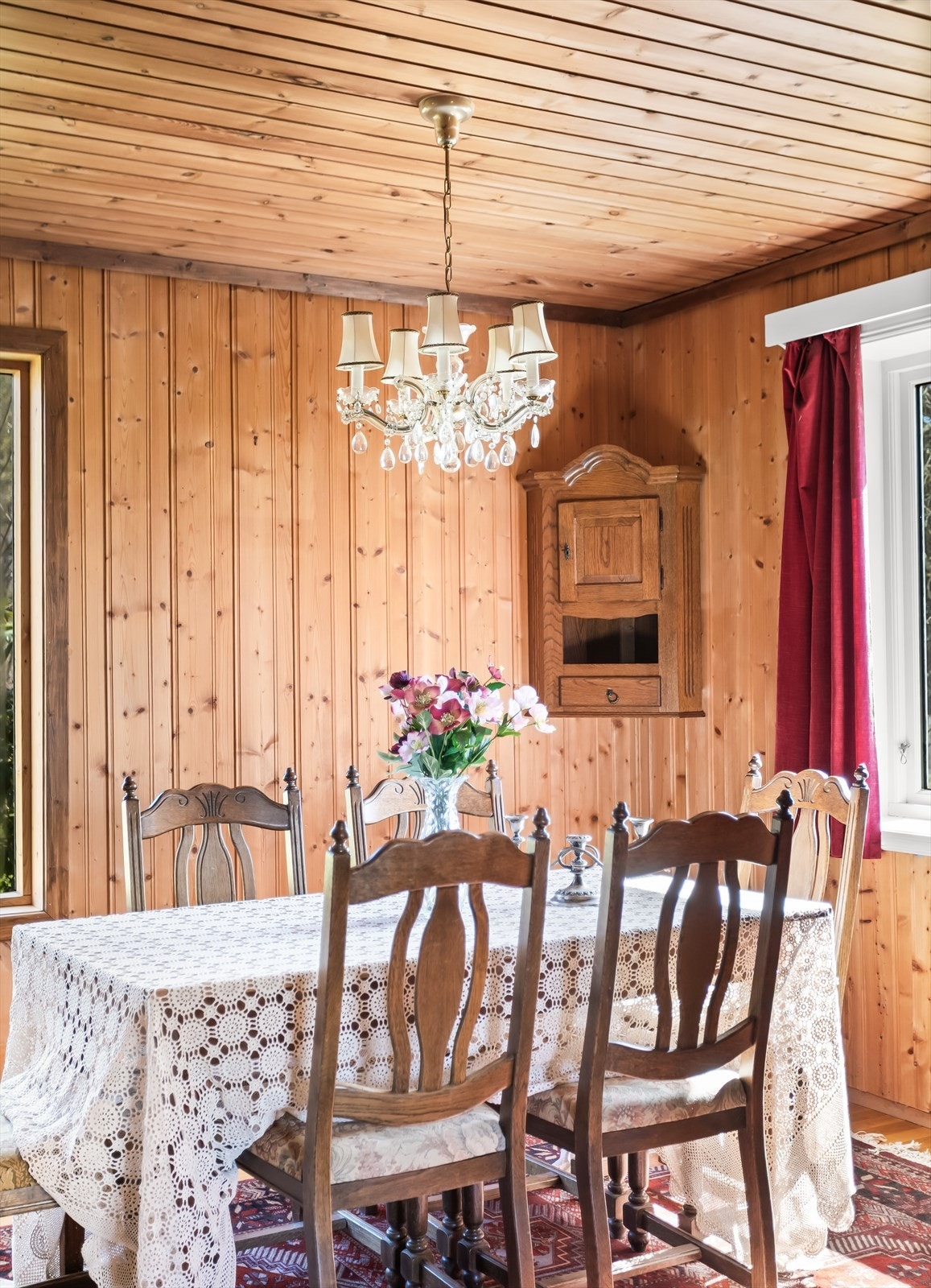 Rommet er også utstyrt med vedovn som bidrar til lun stemning og oppvarming. Galleribilde