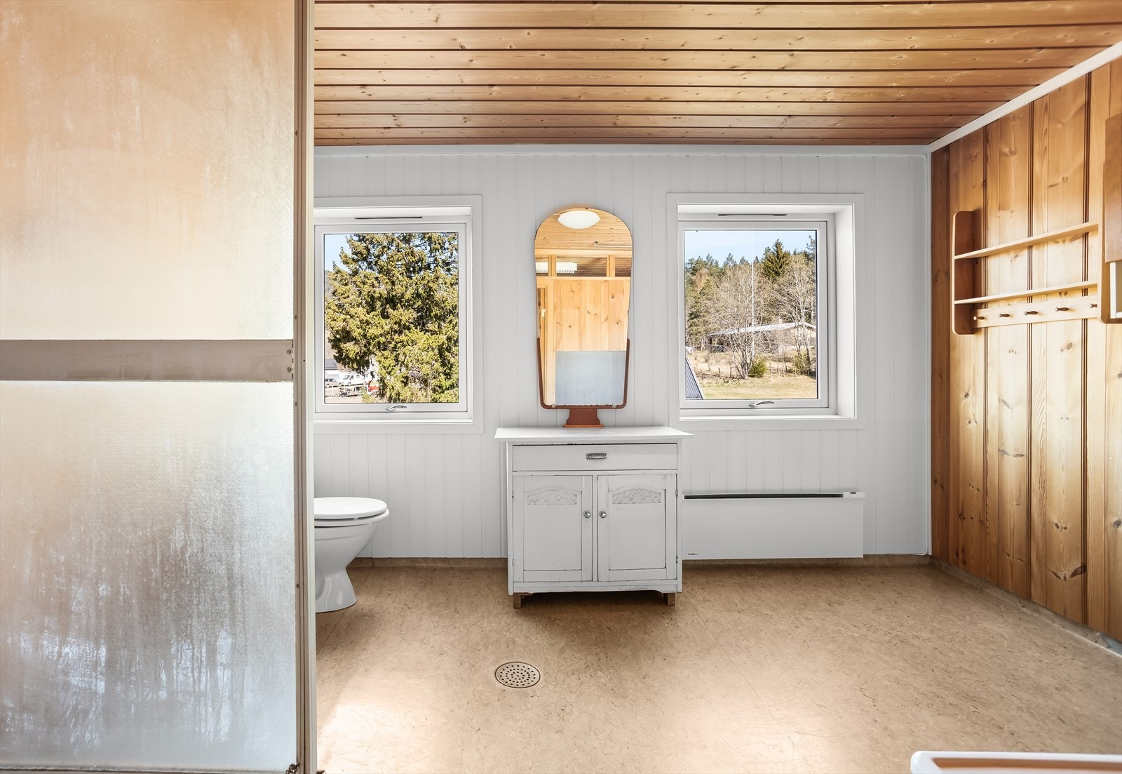 Badet er av eldre standard og har behov for totalrenovering. Galleribilde