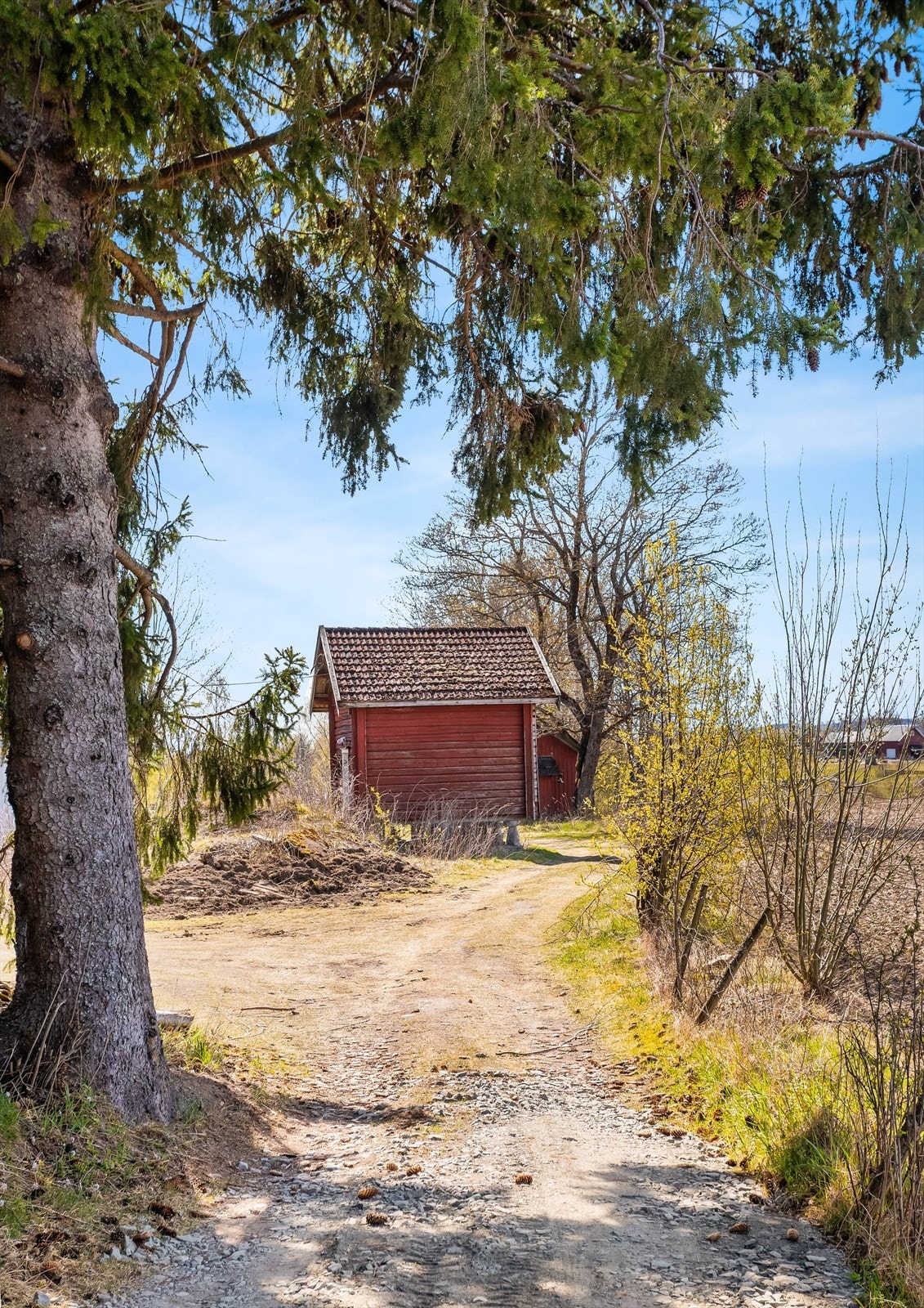 På tomten finnes det også en låve og stabbur av eldre dato. Galleribilde