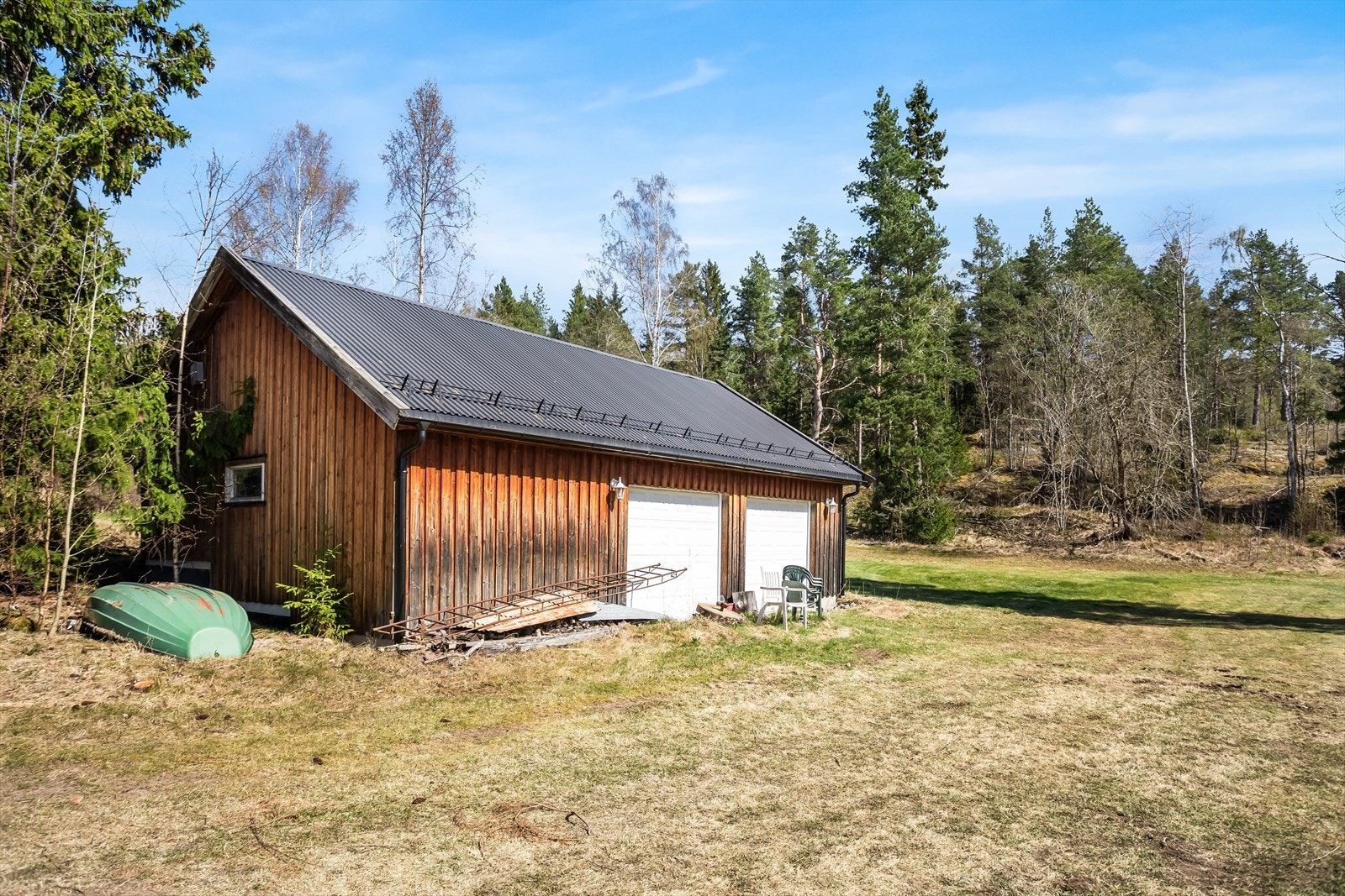 Dobbelgarasje oppført i 2005 på tomten. Galleribilde