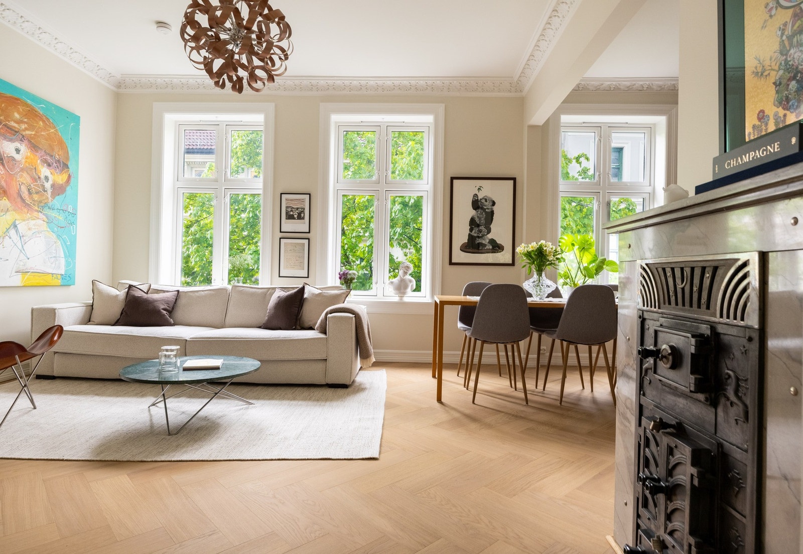 Stuen har god plass til både en stor sofaseksjon og andre ønskelige møblementer. Galleribilde