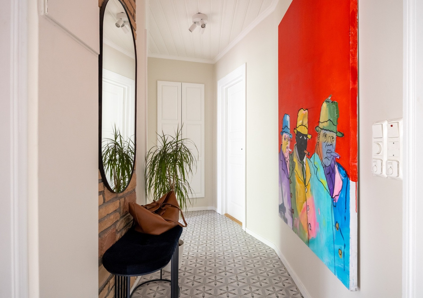 Her blir du ønsket velkommen inn i en romslig entré. Galleribilde
