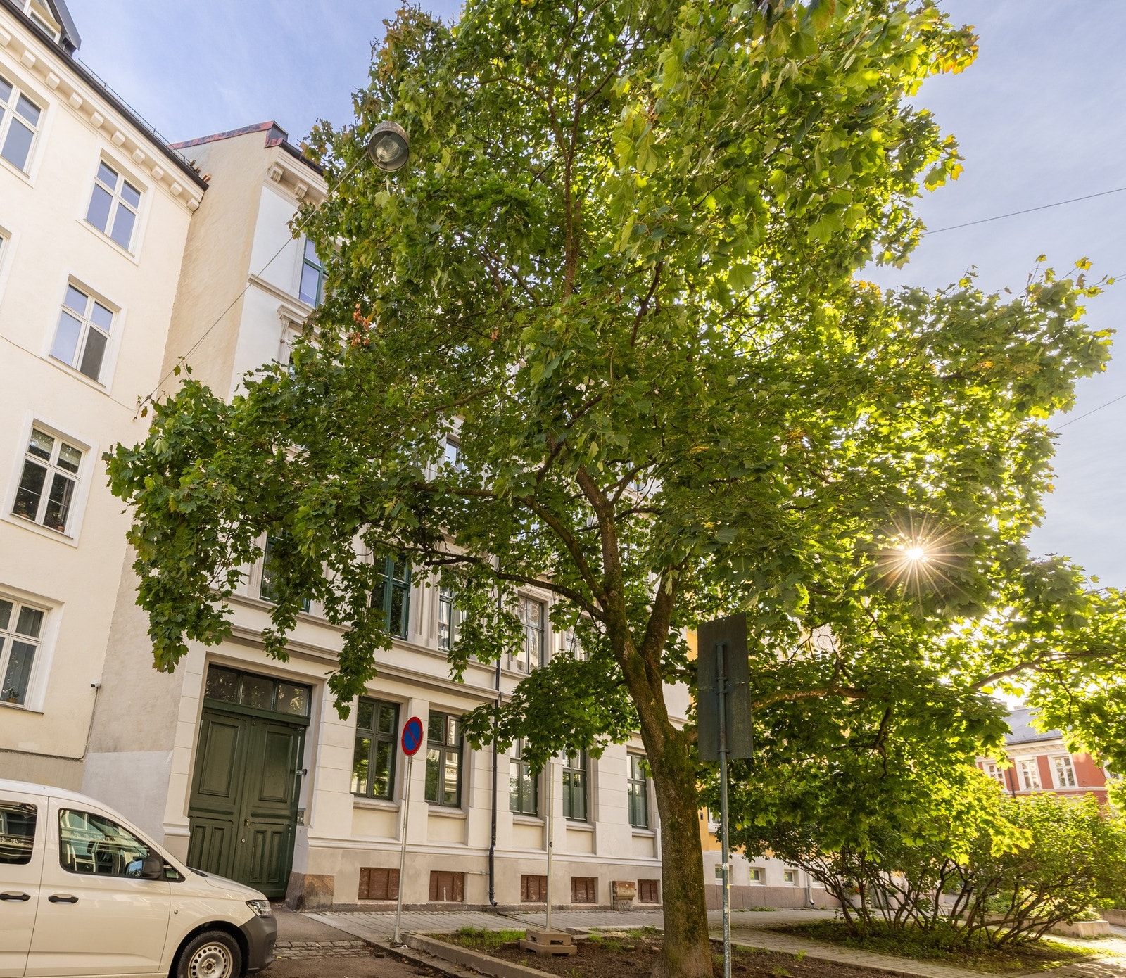 Bygårdens fasade ble renovert av Buer Bygningsvern i 2024. Galleribilde