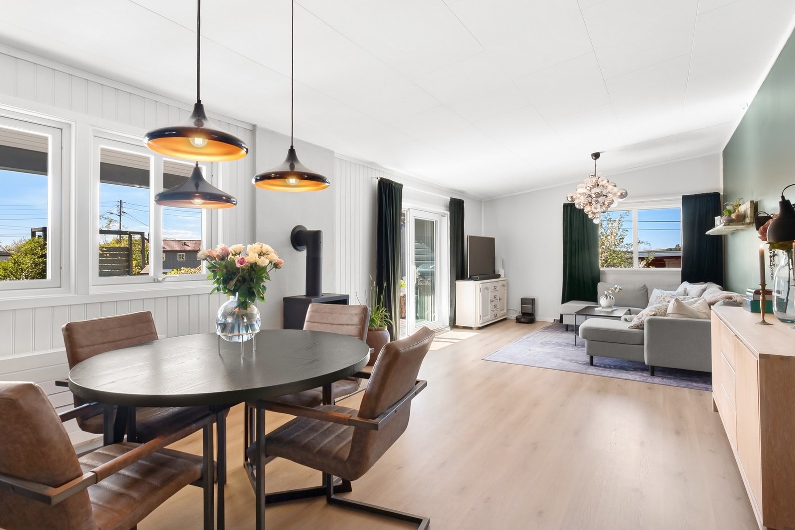 Boligen har en lys og innbydende stue med store vindusflater som slipper inn rikelig med naturlig lys og skaper en luftig og behagelig atmosfære. Galleribilde