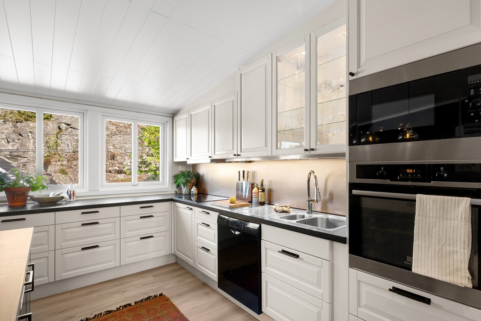 Hvitevarene består av komfyr, platetopp, mikro og underbygget oppvaskmaskin, samt frittstående kjøleskap med fryser - alt medfølger. Galleribilde