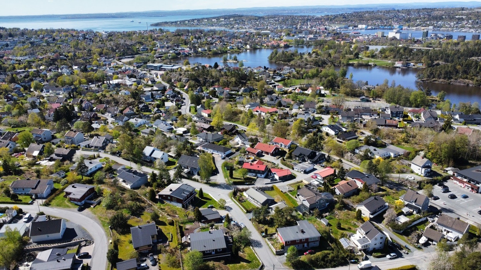 Boligen har en attraktiv beliggenhet i et veletablert og barnevennlig boligområde. Kort vei til Vannsjø som har hyggelige badeplasser. Galleribilde