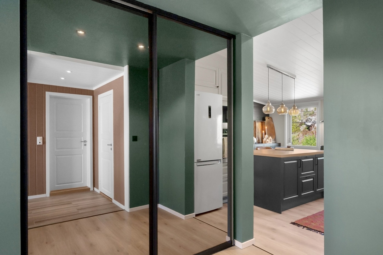 Det er en skyvedørsgarderobe i gangen med god plass til yttertøy og sko. Galleribilde