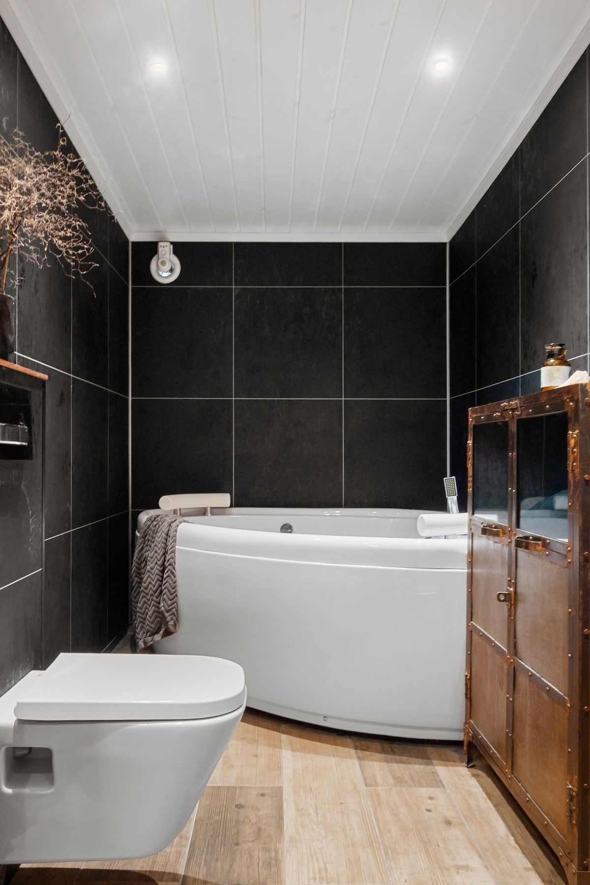 Badet er fra 2020 og er innredet med to frittstående servanter, speil, vegghengt skap, vegghengt toalett og badekar. Galleribilde