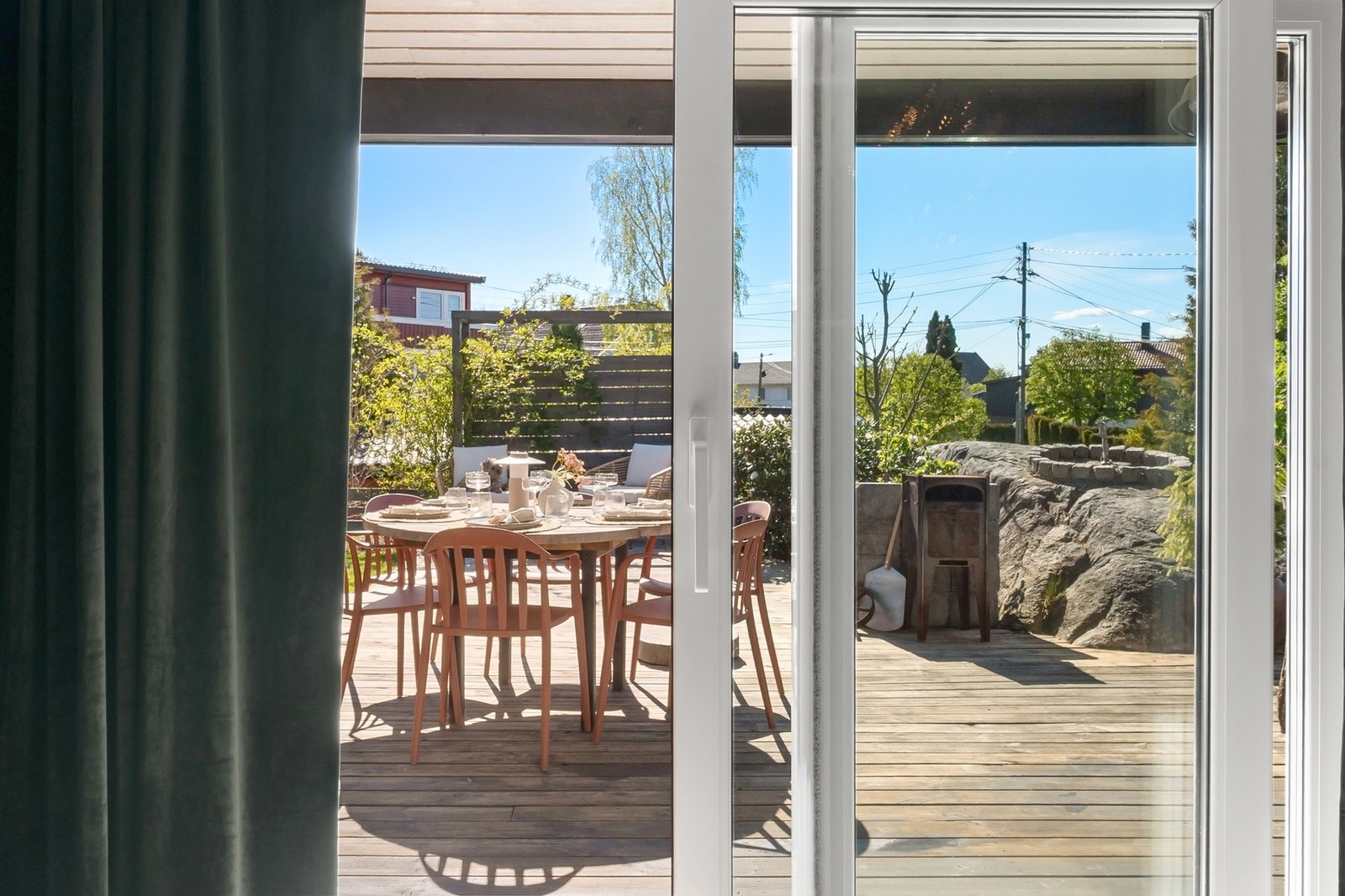 Fra stuen er det utgang til den herlige terrassen - perfekt for fine sommerdager. Galleribilde