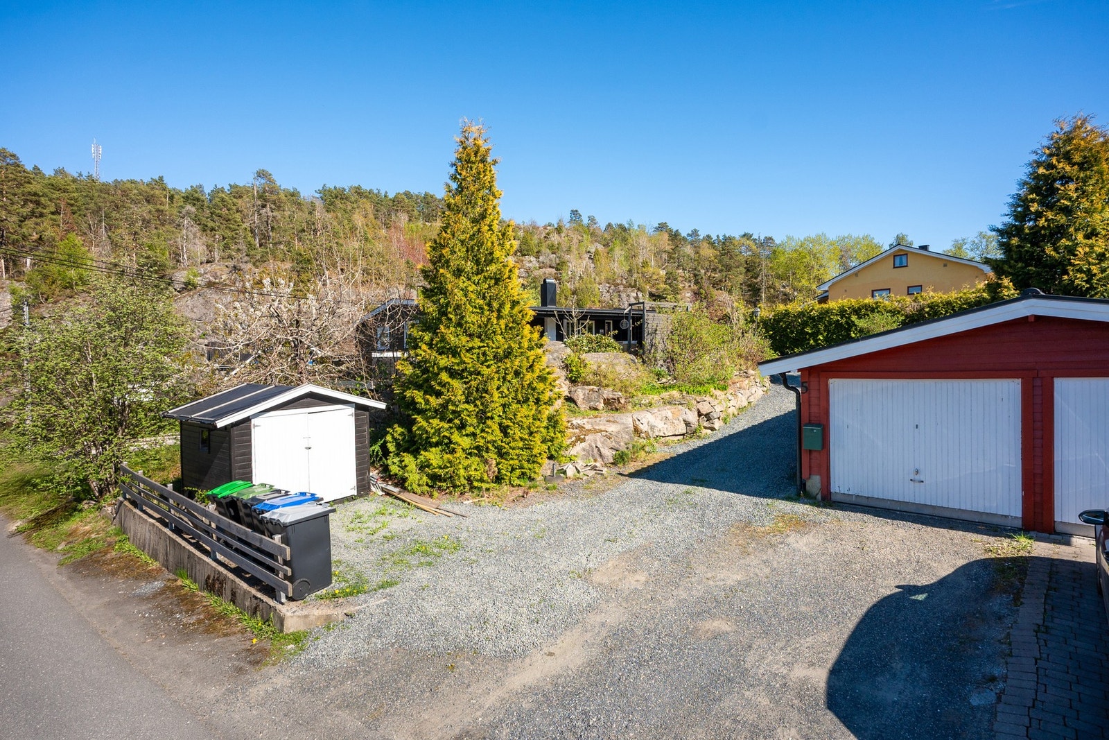 Eiendommen har gode parkeringsmuligheter på egen gårdsplass. Galleribilde