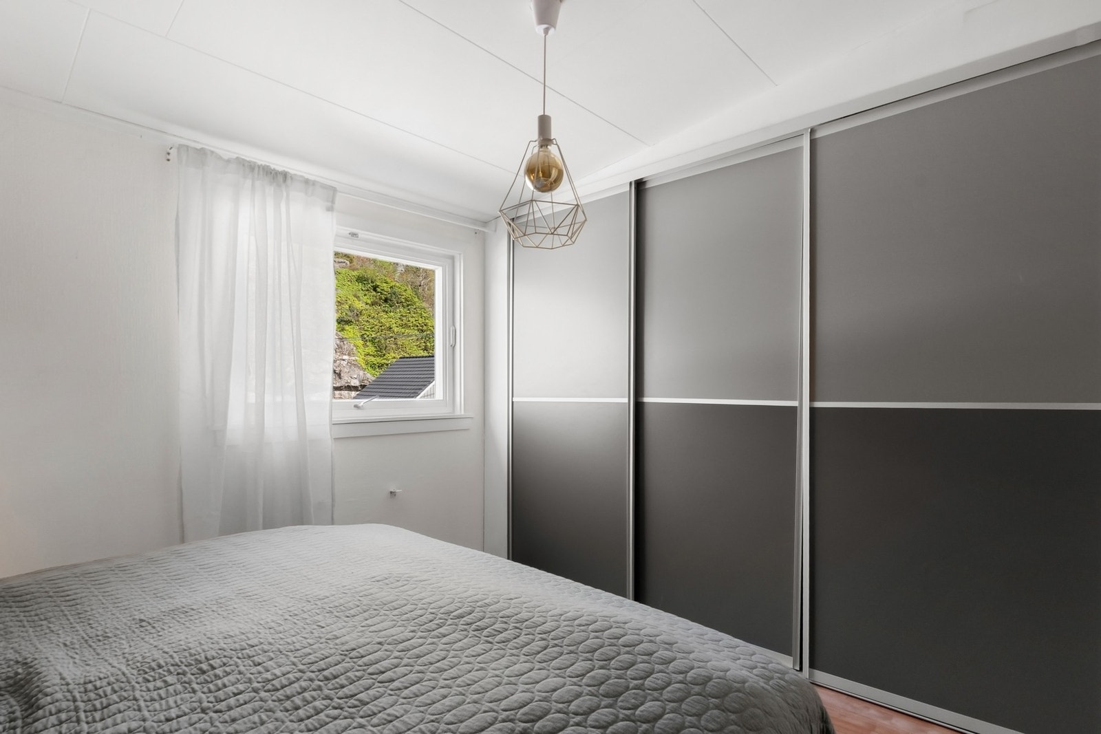 Det er god skapplass i skyvedørsgarderobe. Galleribilde
