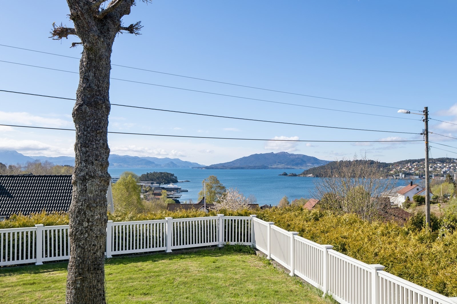 Her kan du nyte den flotte utsikten og følge med på båttrafikken på fjorden. Galleribilde