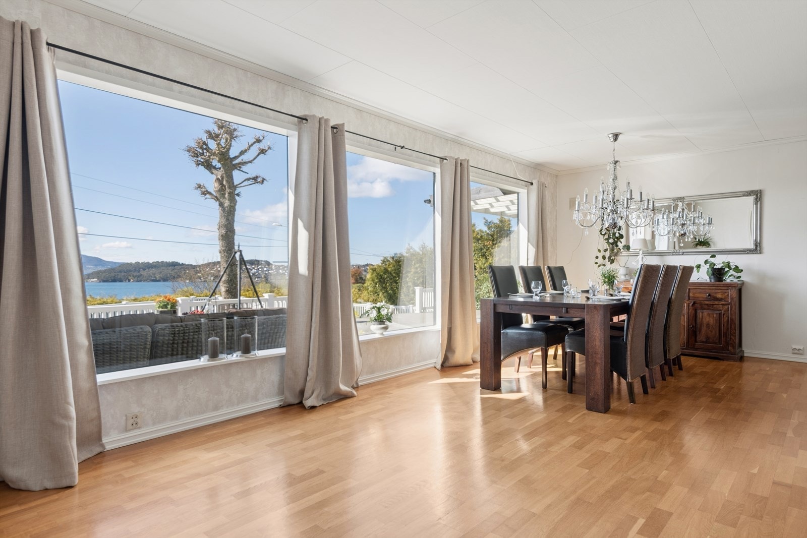 Boligen har en stor stue med direkte utgang til en betongstøpt terrasse på rundt 100 m². Galleribilde