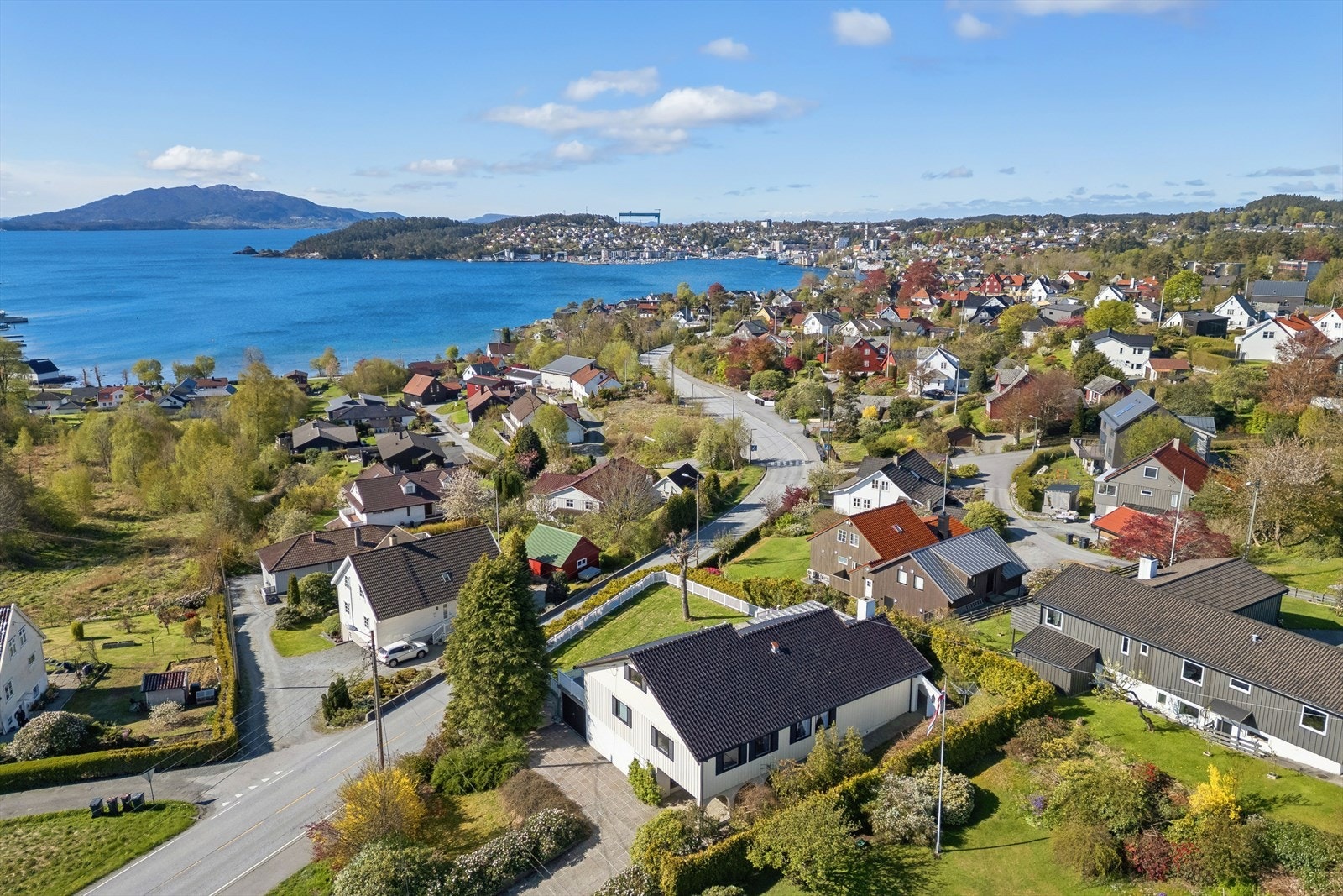 Fra eiendommen er det kort vei til servicetilbud som AMFI Stord, kun 6 minutter unna. Galleribilde