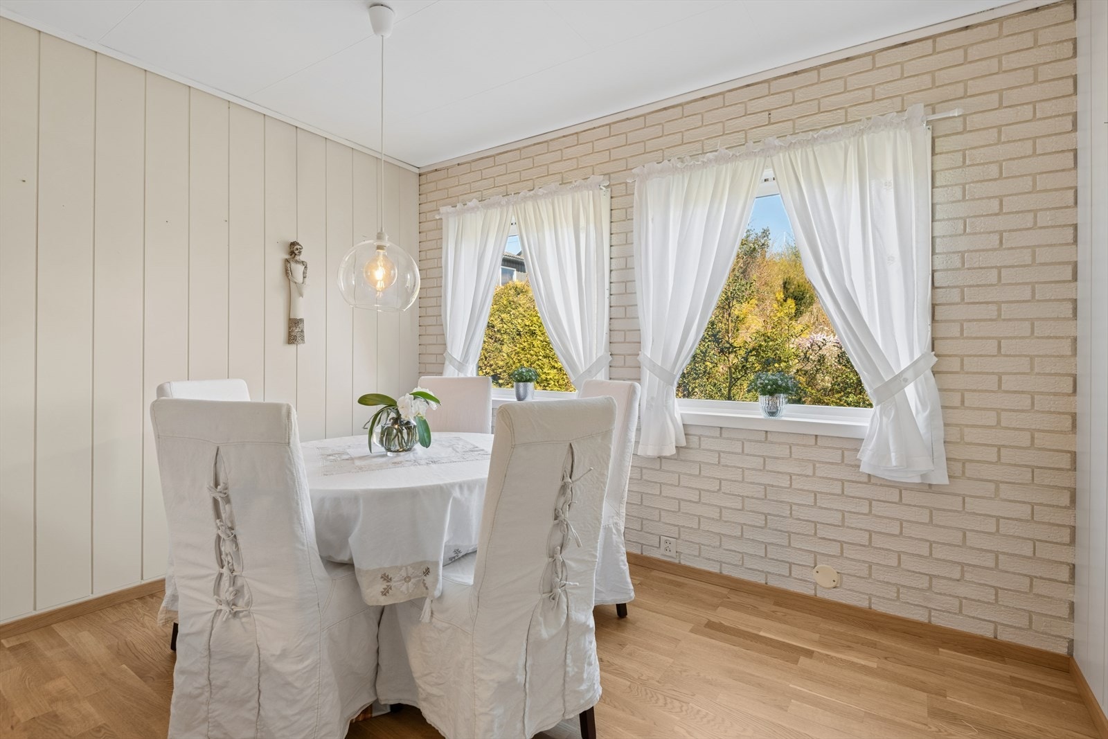 Spiseplassen ved kjøkkenet har godt lysinnslipp fra vinduene. Galleribilde