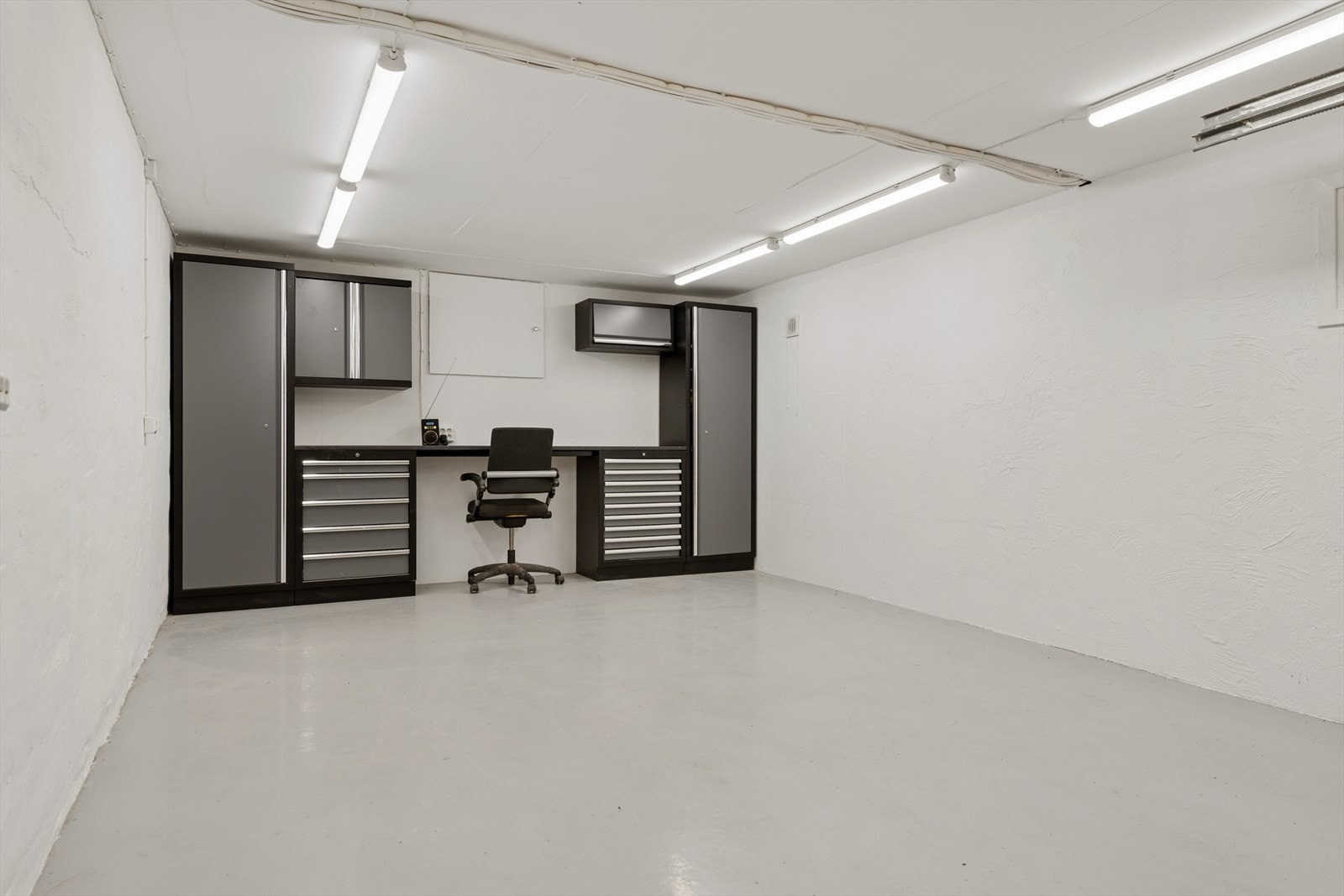 Garasje i underetasjen. Galleribilde