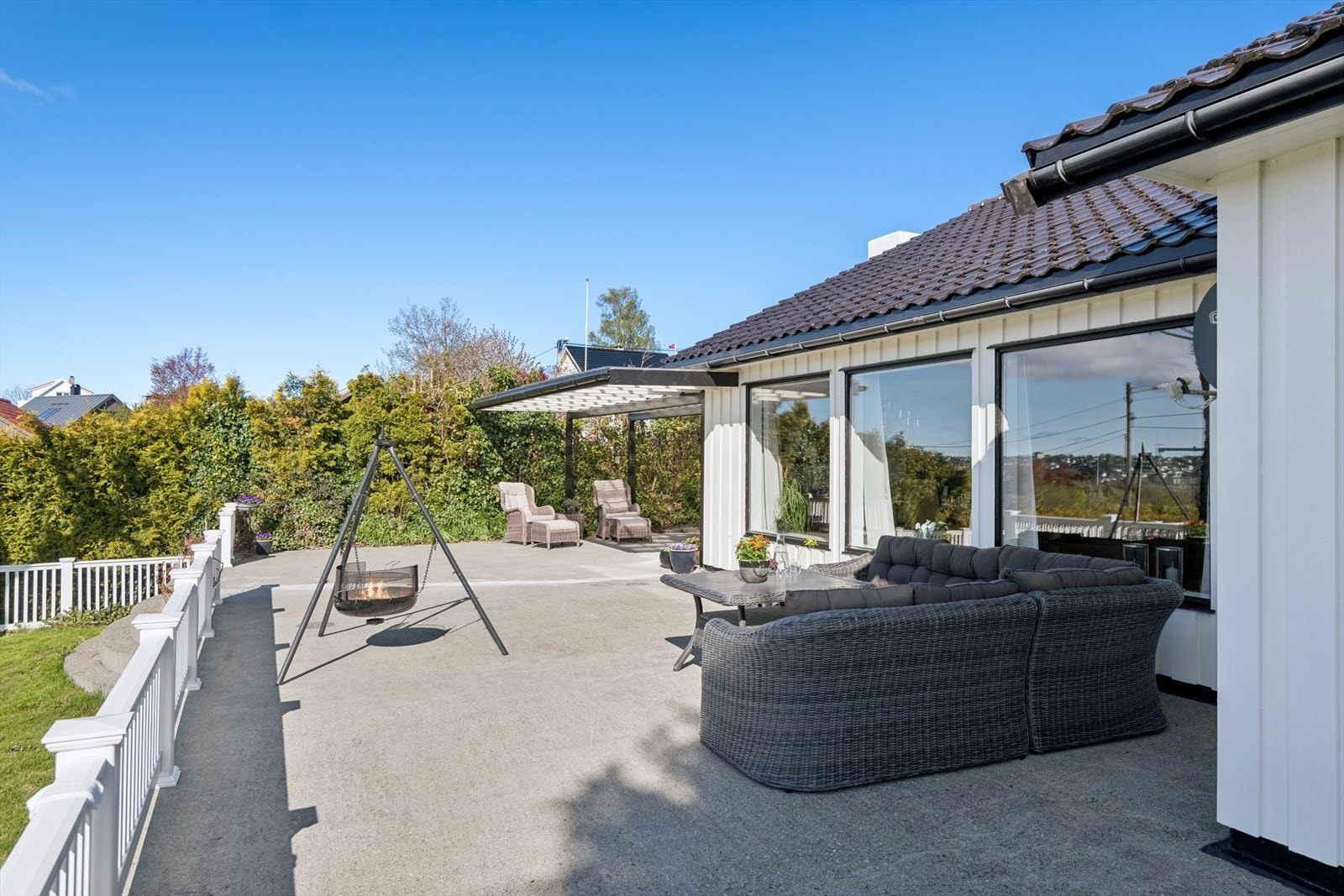 Den store terrassen på ca. 100 m² har god plass til flere sittegrupper og sosialt samvær. Galleribilde
