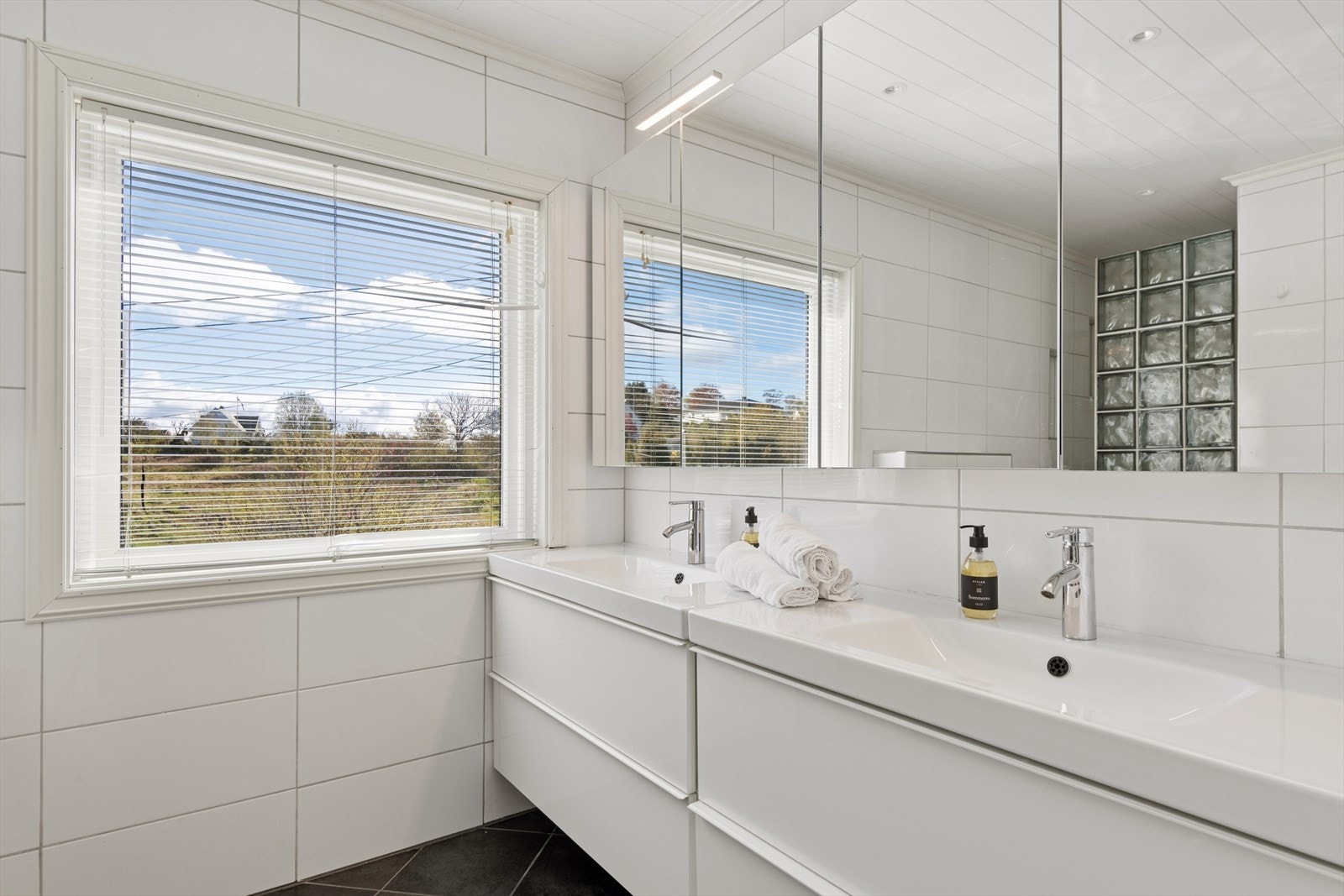 Badet i første etasje ble modernisert i 2013 og har en bred innredning med to servanter. Galleribilde