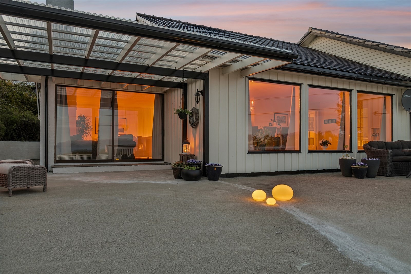 Skyvedøren fra stuen til terrassen Galleribilde