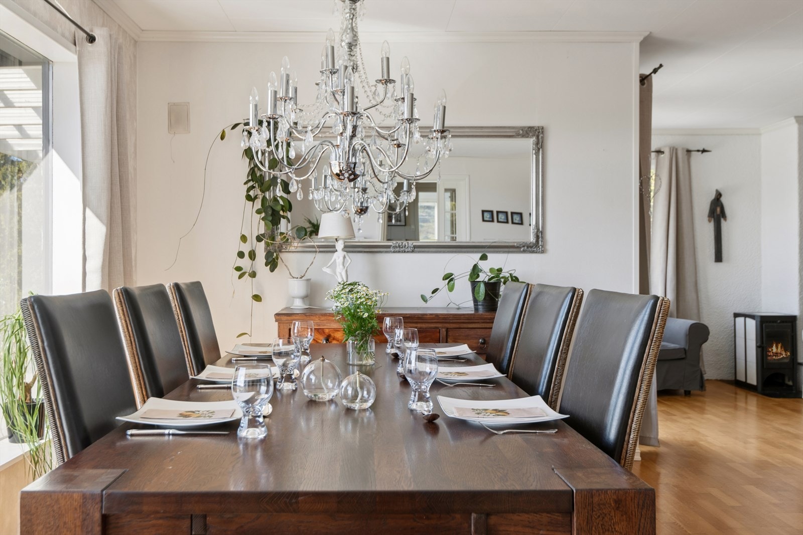 Spisestuen har god plass til langbord for større selskaper. Galleribilde