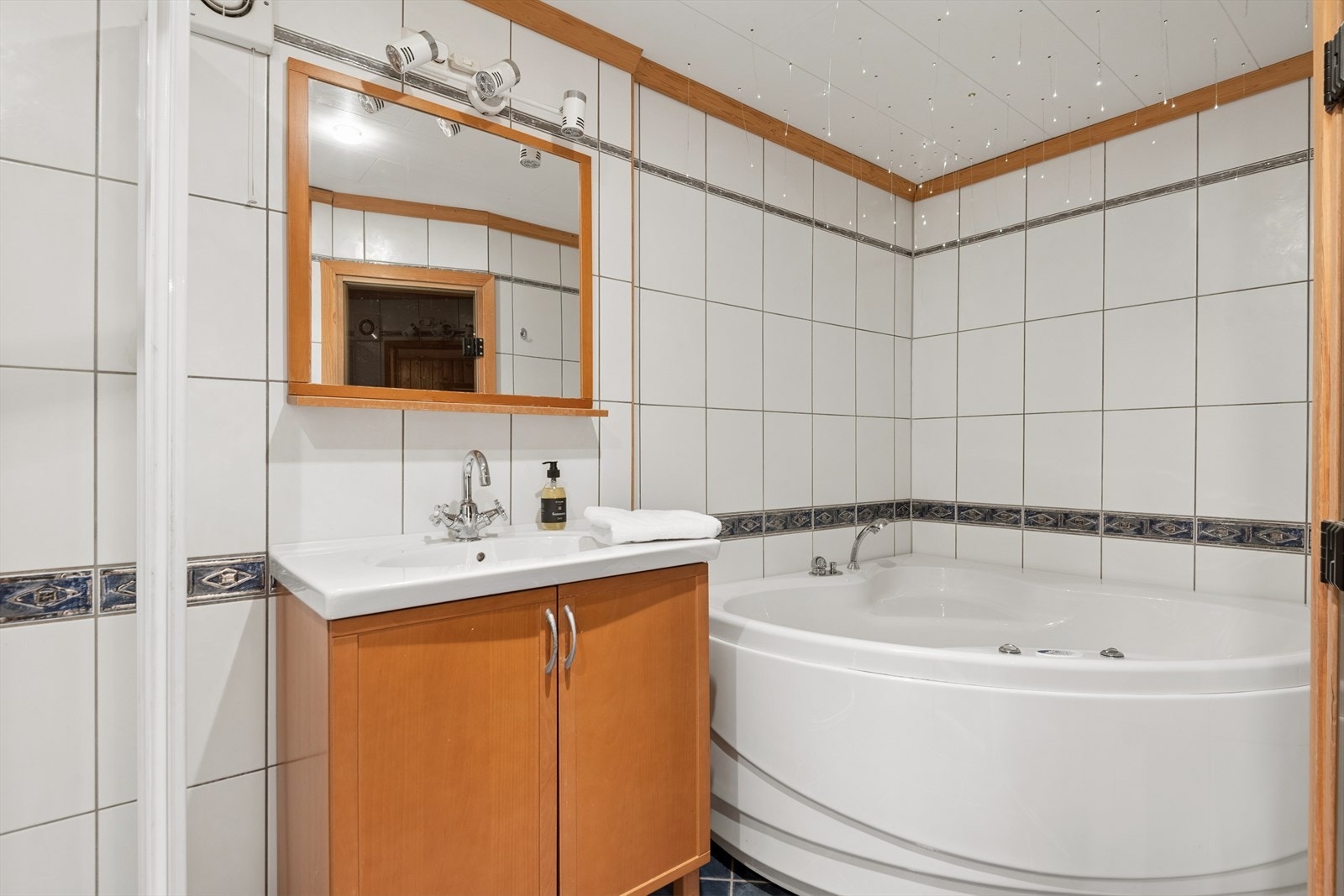Badet i underetasjen er utstyrt med både dusjhjørne og badekar.( Ikke godkjent, se punkt under ferdigattest i salgsoppgaven) Galleribilde