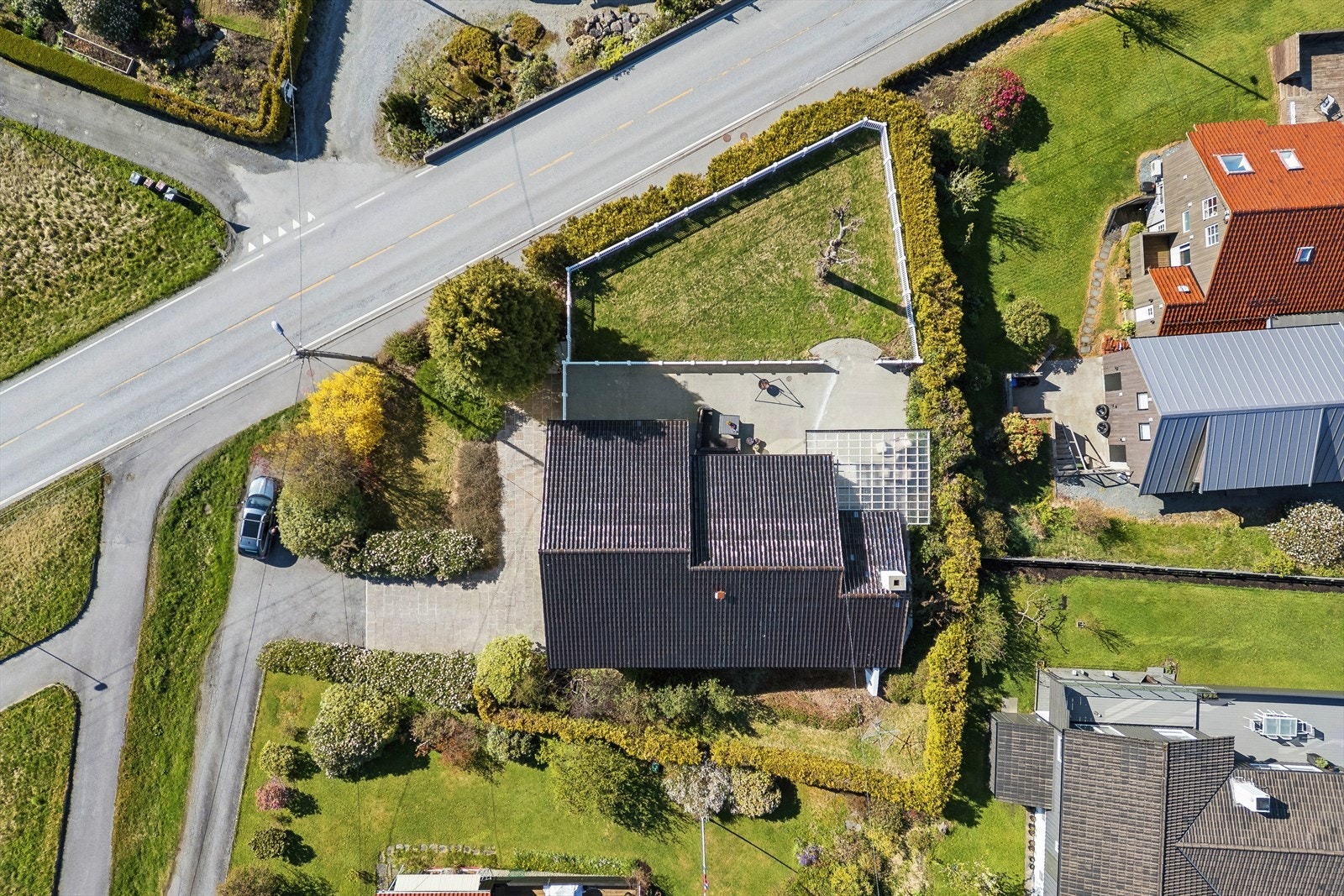 Tomten er på 985,1 kvm og har en pent opparbeidet hage. Galleribilde