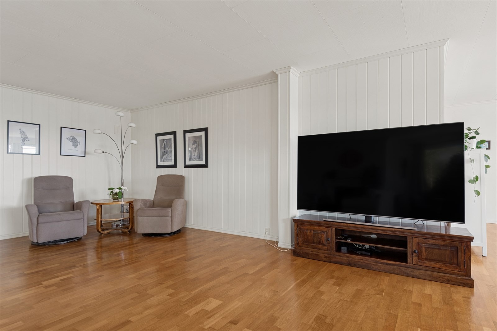 Stuen er romslig og gir plass til flere møbleringssoner, som en egen TV-krok. Galleribilde