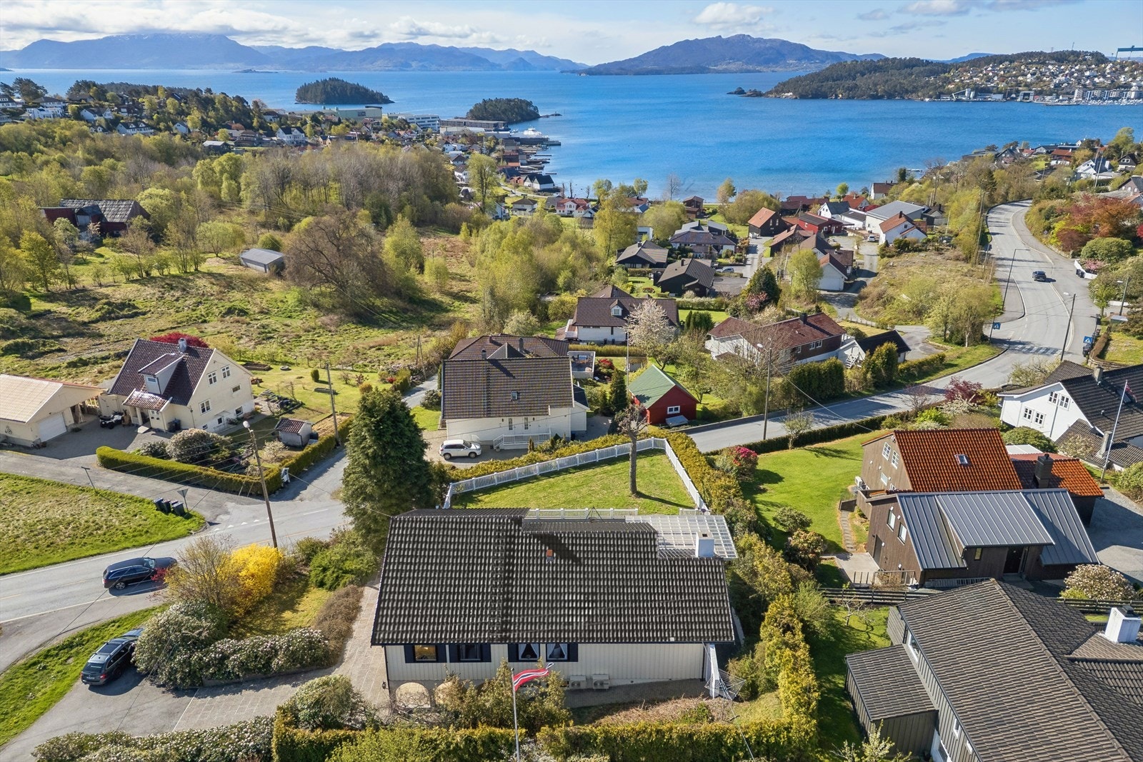Boligen har en sentral beliggenhet med Hystad skule og flere barnehager i nærheten. Galleribilde