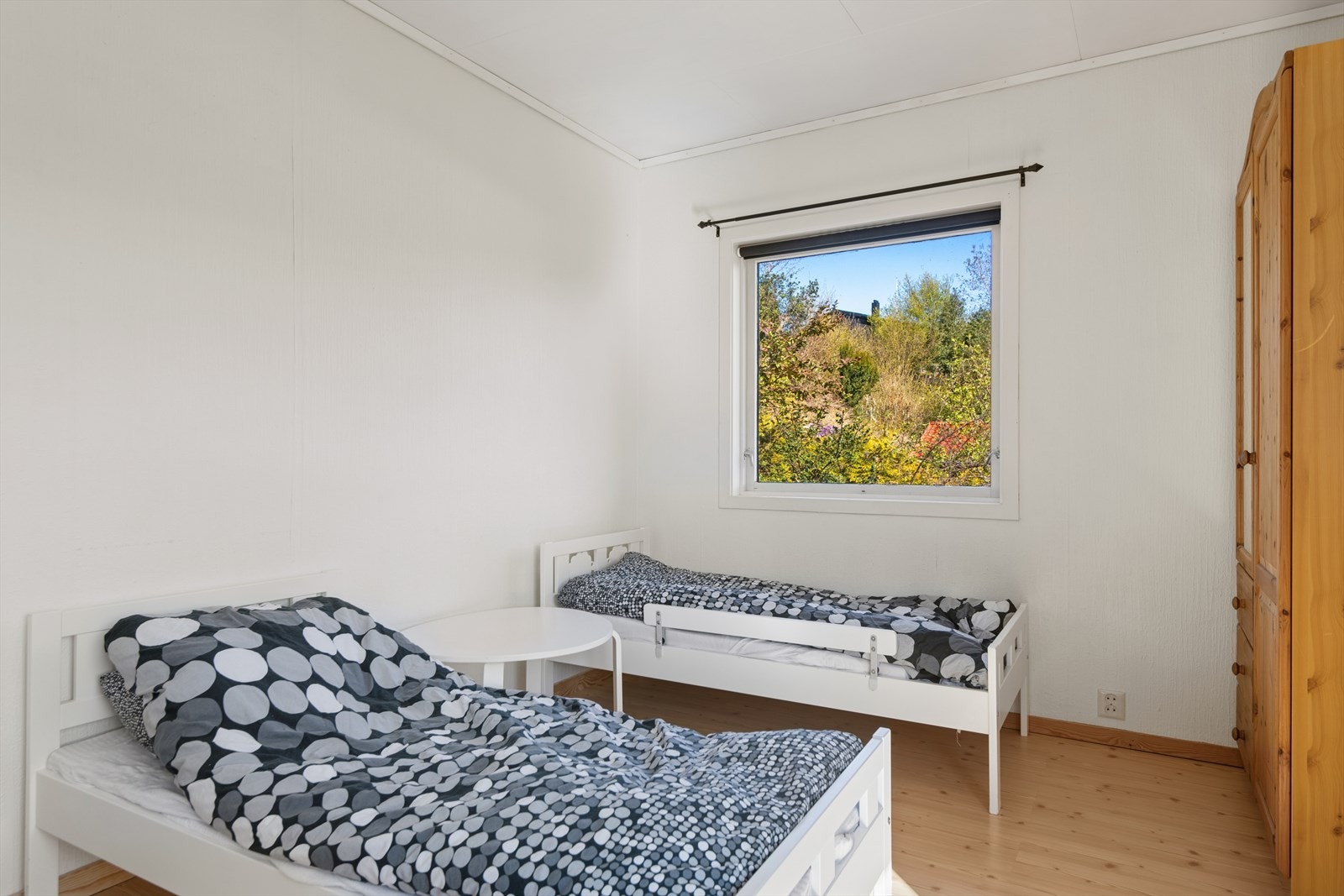 Alle tre soverommene er praktisk samlet i boligens første etasje. Galleribilde